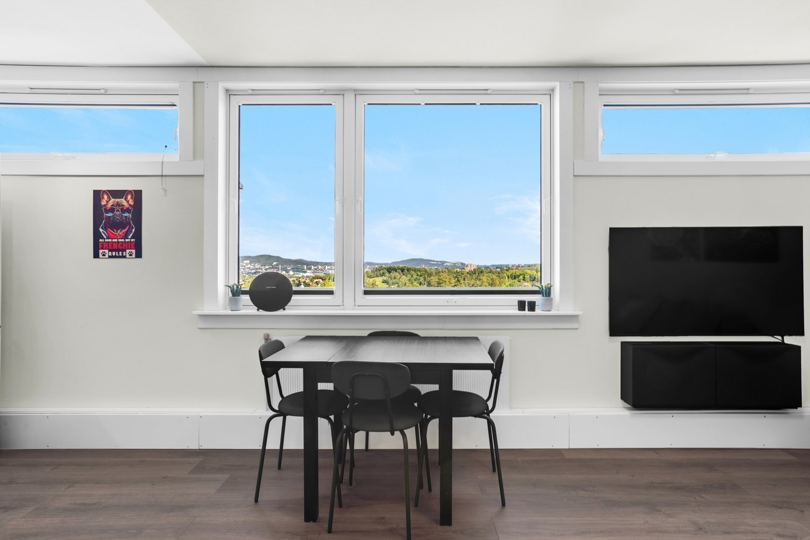 De store vindusflatene sørger for rikelig med naturlig lys og en luftig romfølelse. Galleribilde