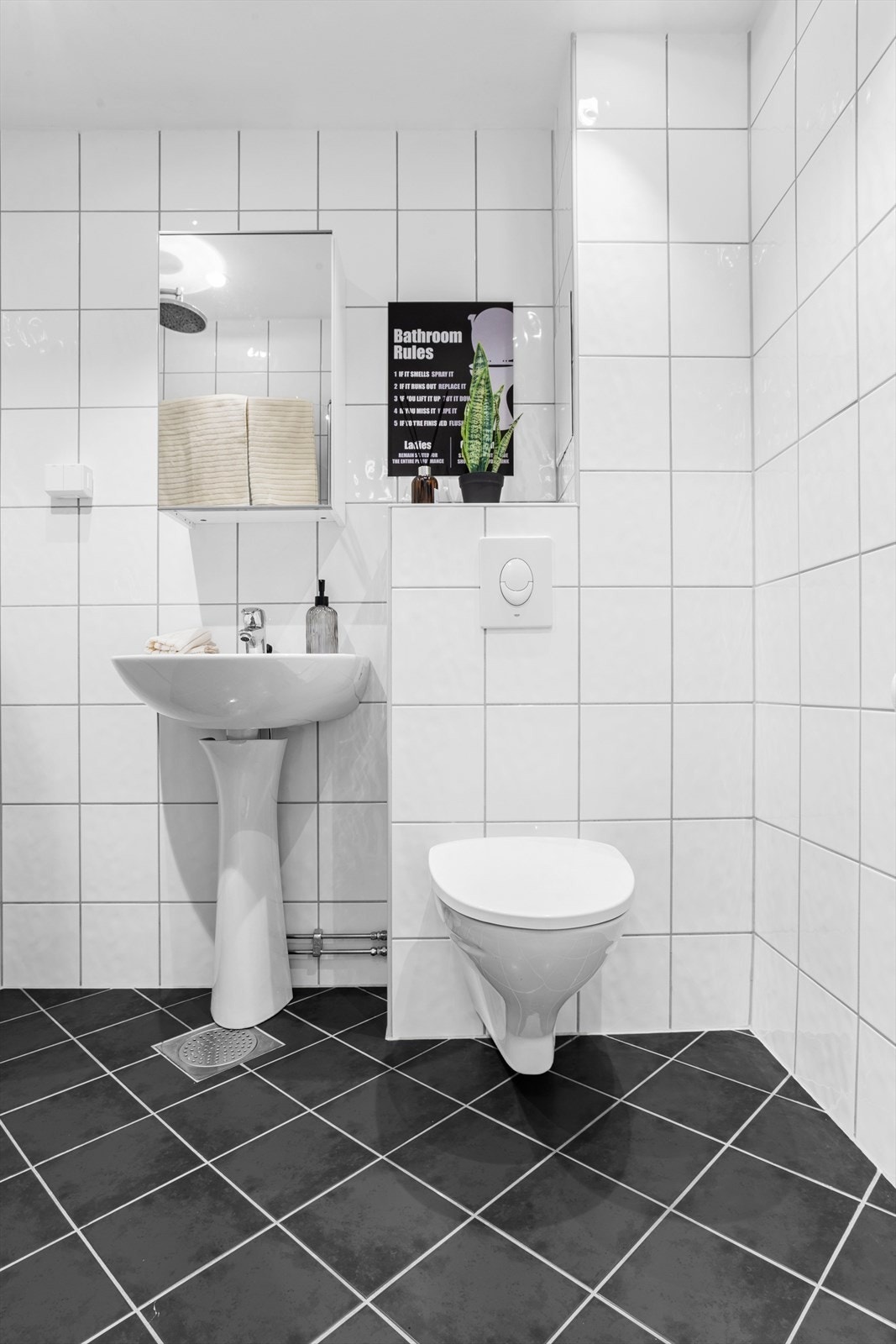 Baderommet ble rehabilitert i 2010 av borettslaget. Det er varmekabler i gulvet. Galleribilde