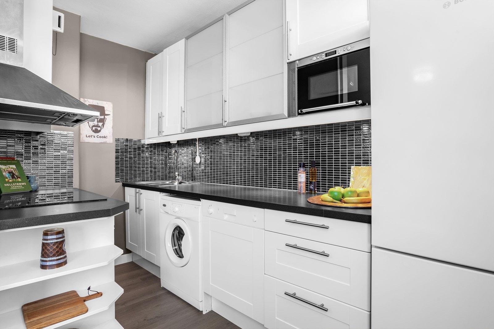 Kjøkkenet har en tidløs innredning fra IKEA med profilerte fronter og benkeplate i laminat med nedfelt kum i rustfritt stål. Galleribilde