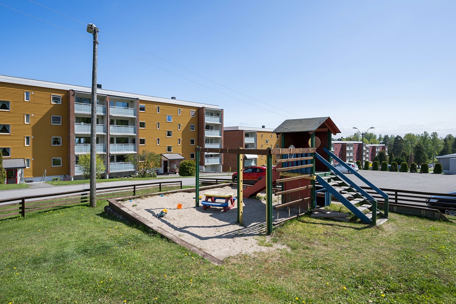 Borettslaget har hyggelig lekeplass. Galleribilde