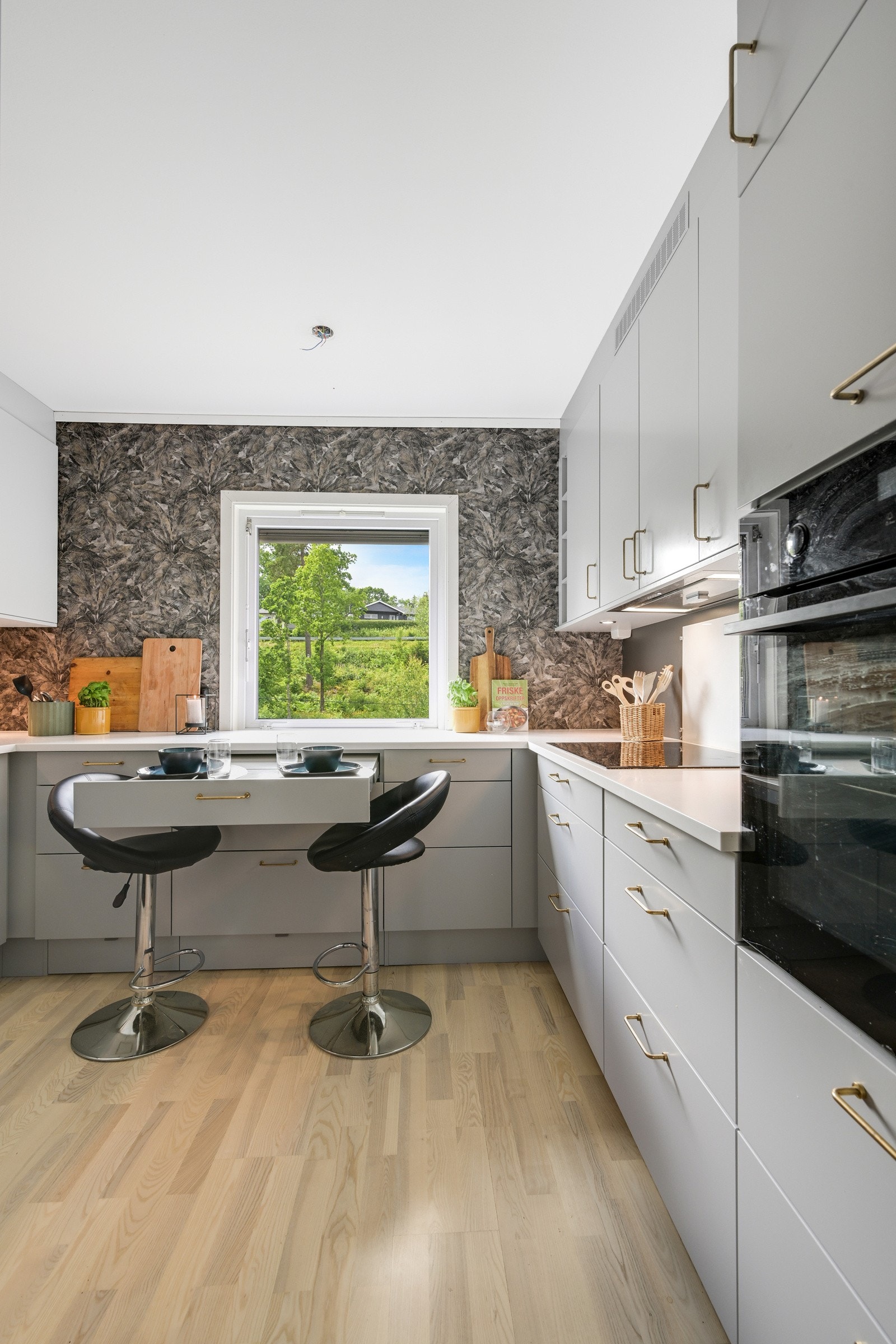 Benkeplate i Corian med helstøpt oppvaskkum. Galleribilde