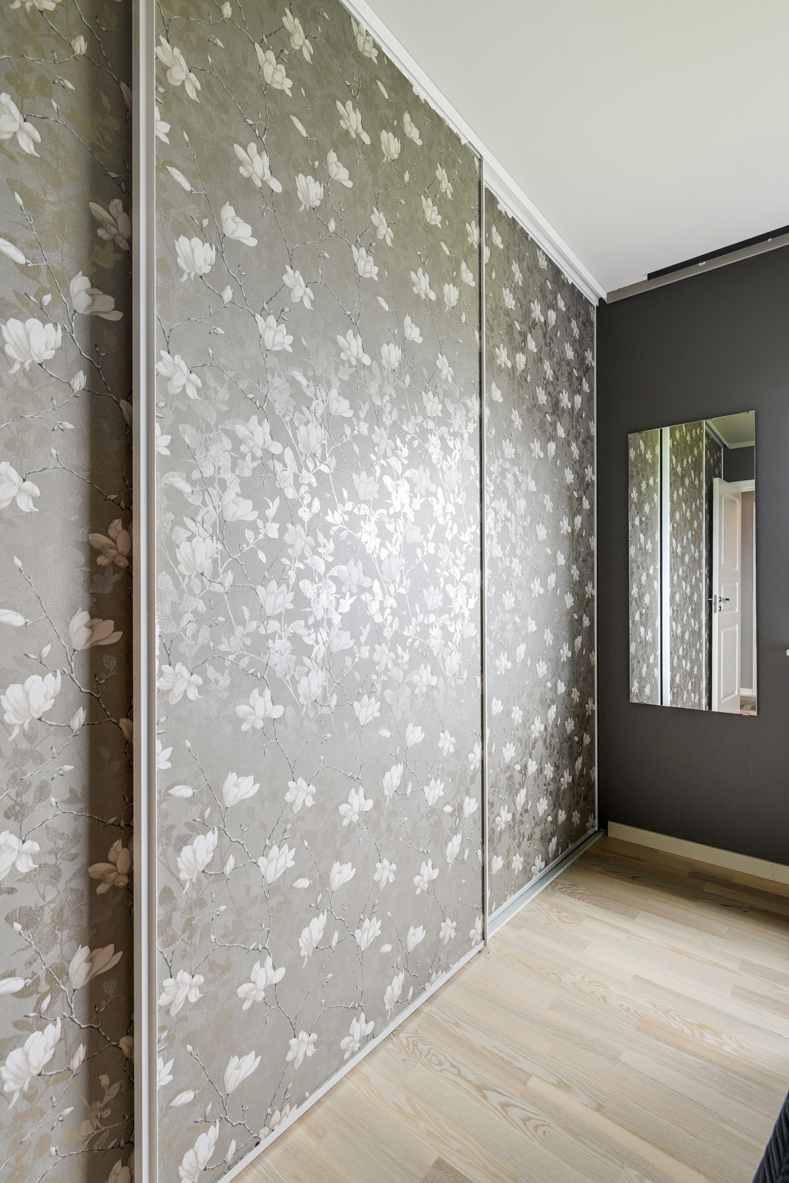 Hovedsoverommet har stor skyvedørsgarderobe. Galleribilde