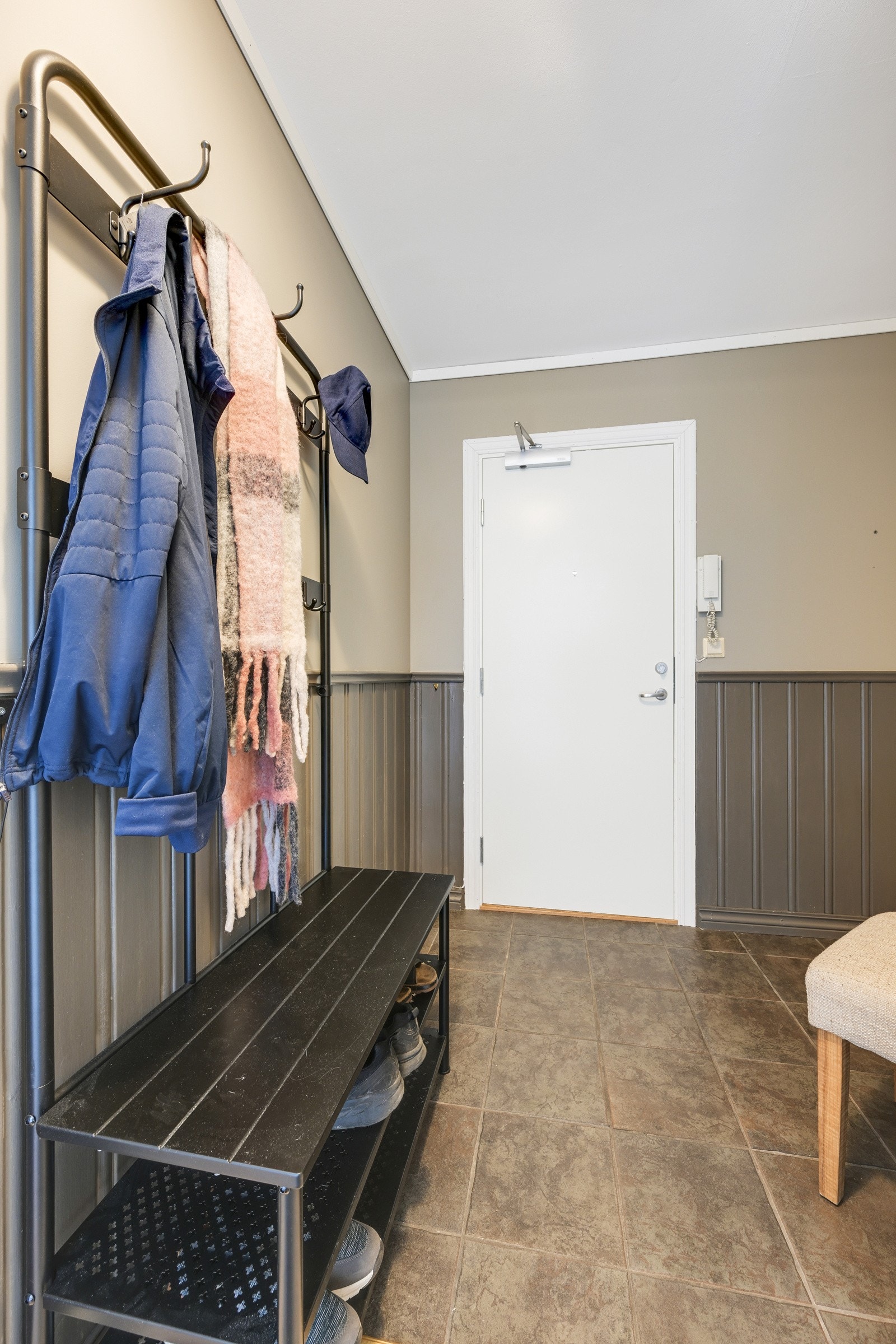 Entré/gang med fliser på gulvet. Galleribilde