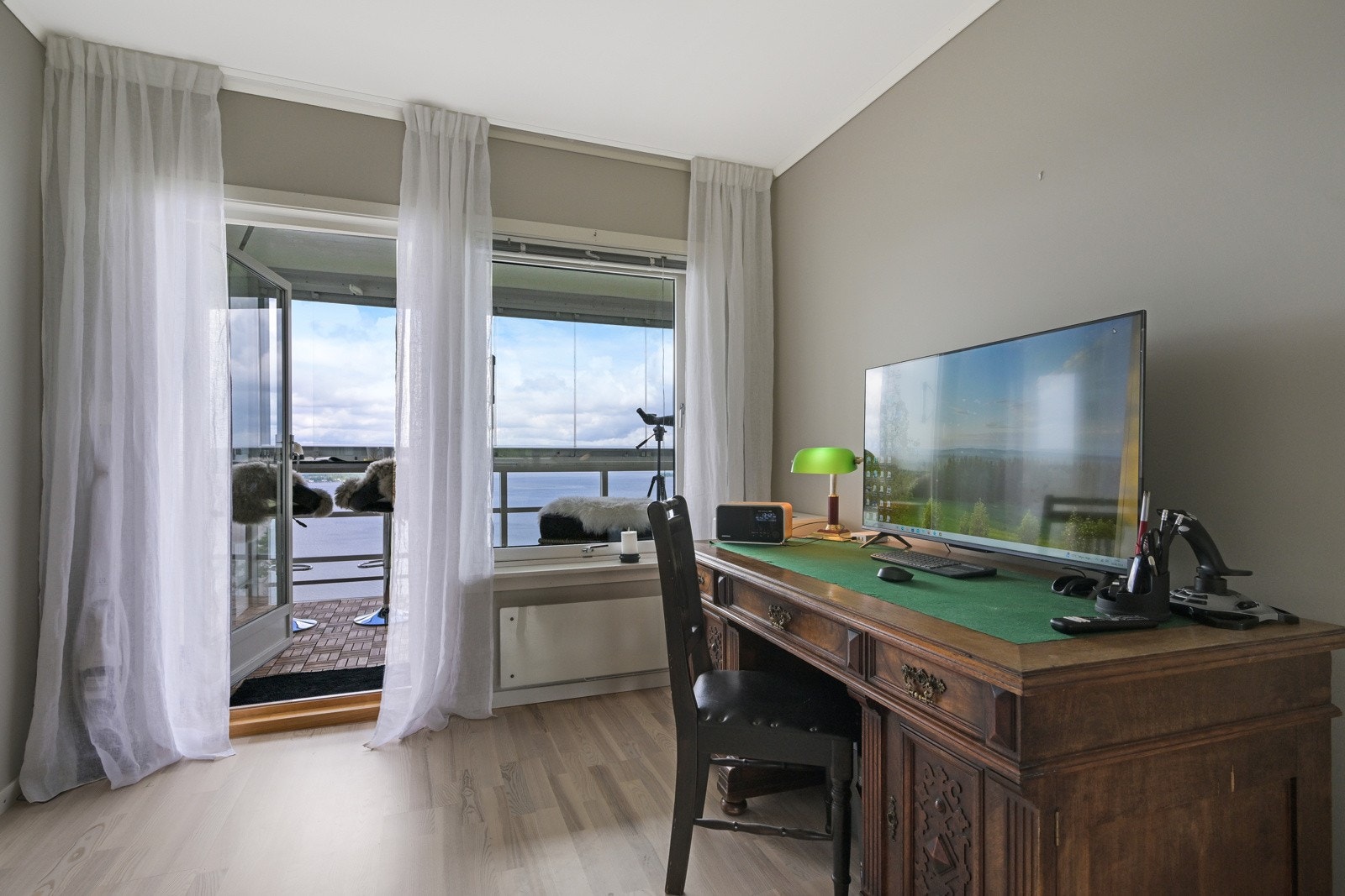 Stuen er gjennomgående og har utgang til balkong på hver side. Galleribilde