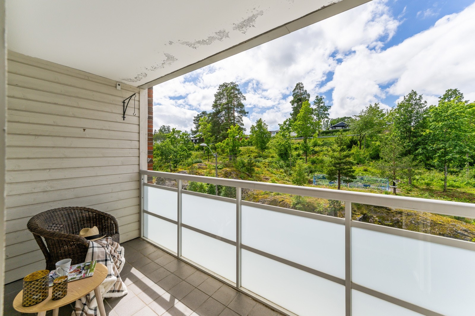 Vestvendt balkong med ettermiddagssol. Galleribilde