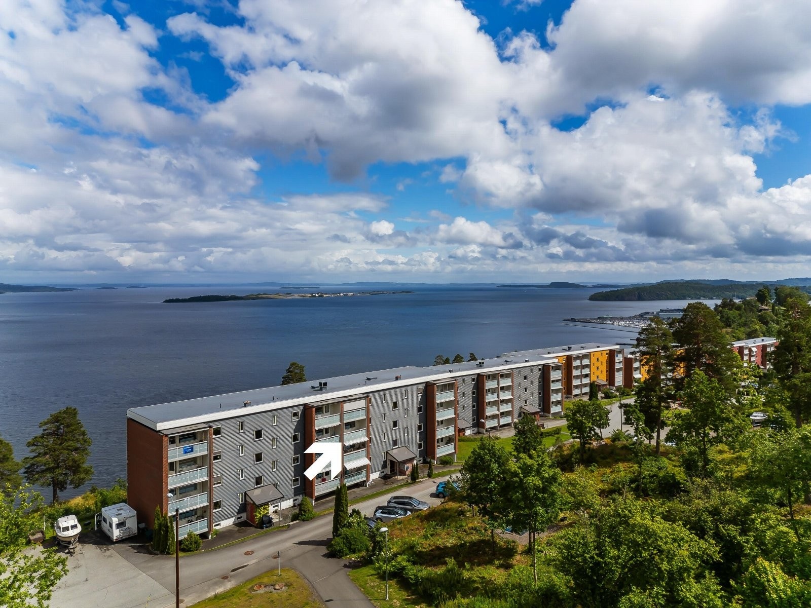 Andreas Rasch Wegger v/PrivatMegleren Holmestrand ønsker velkommen til Solbergskogen 6A! Galleribilde