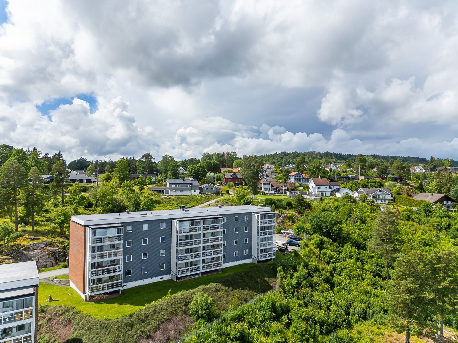 Borettslaget har pent opparbeidet eiendom. Det følger 2 boder i kjelleren på ca. 6 kvm til sammen. Galleribilde