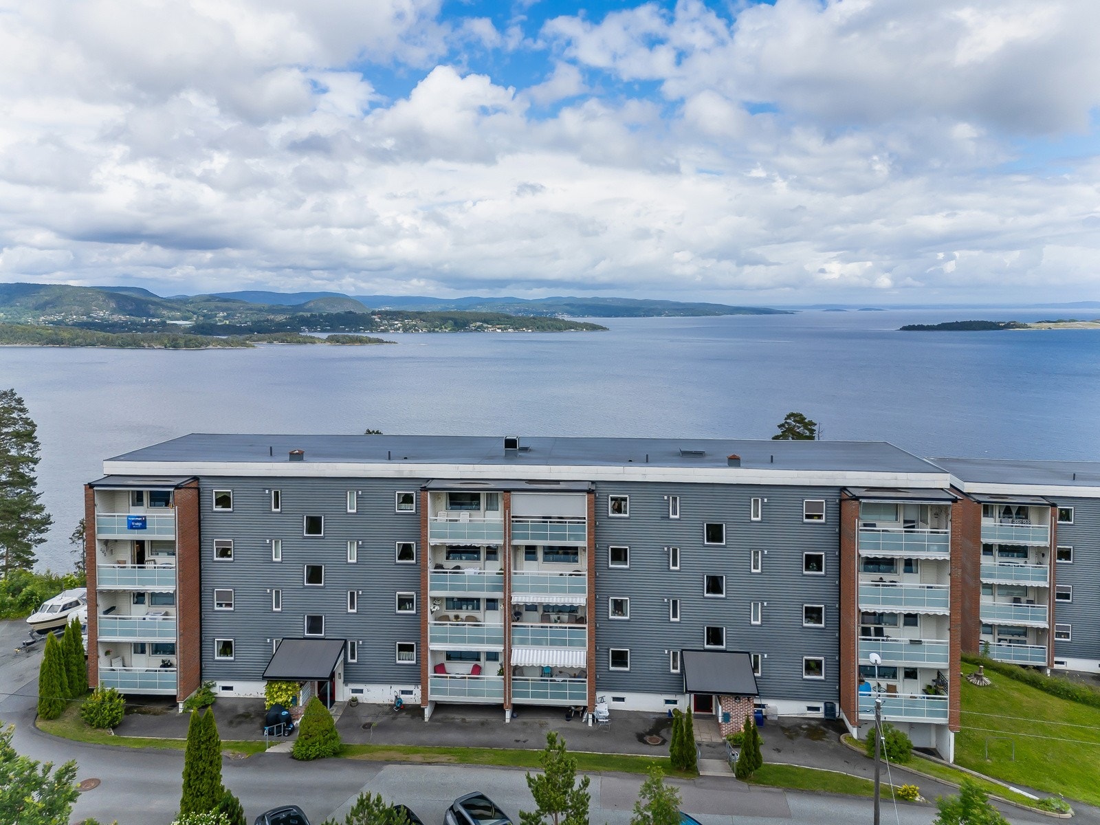 På østsiden har du soloppgangen og formiddagssol med fantastisk utsikt. Galleribilde