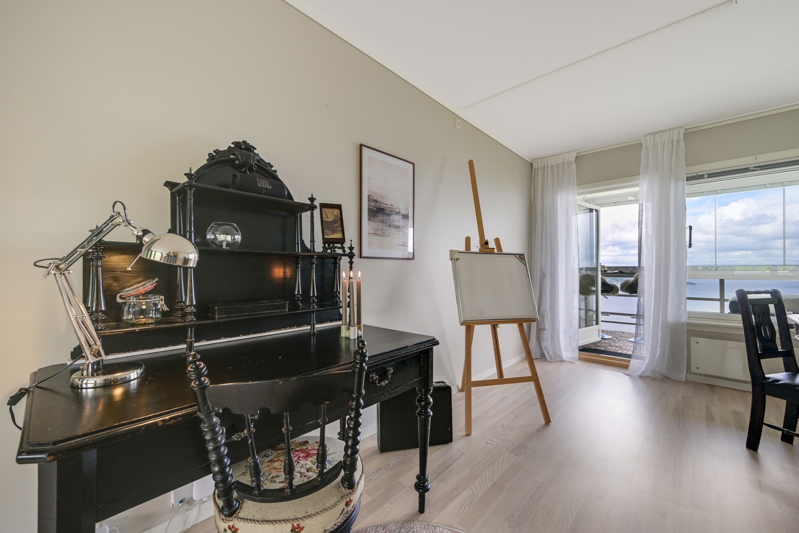 Stuen har god plass for både sofa og spisebord. Galleribilde