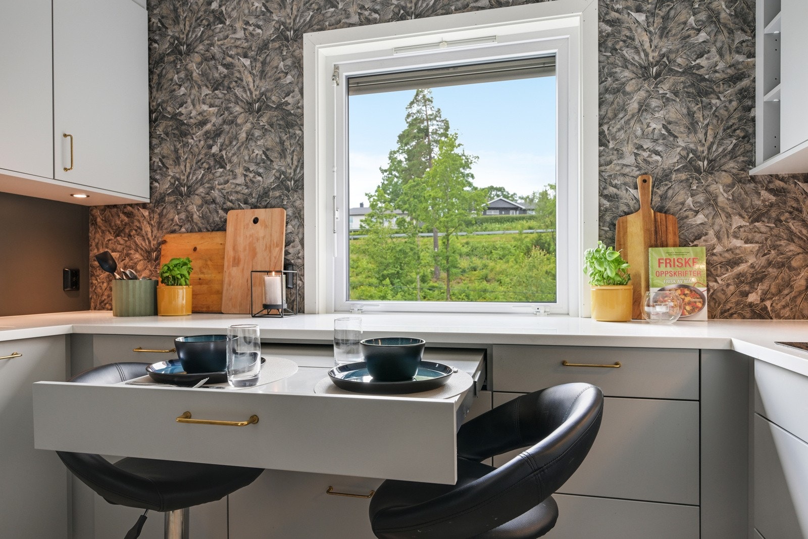 Integrert uttrekkbart spisebord - fint sted for dagens første kaffekopp. Galleribilde