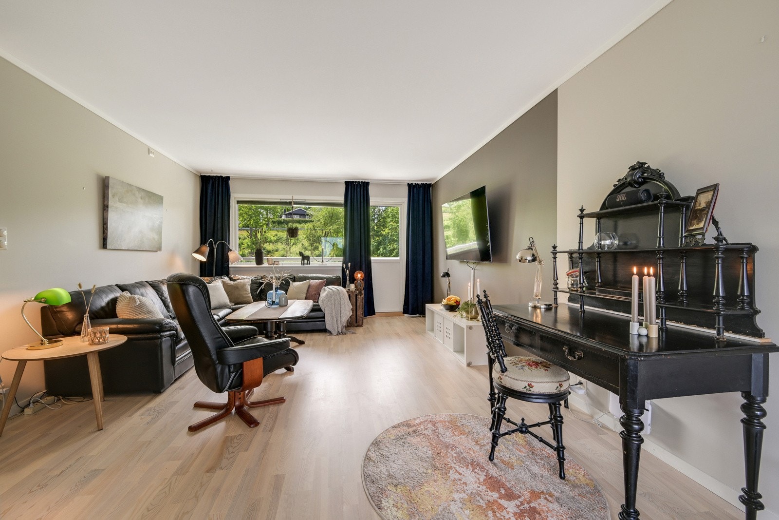 Leiligheten er lys og luftig Galleribilde