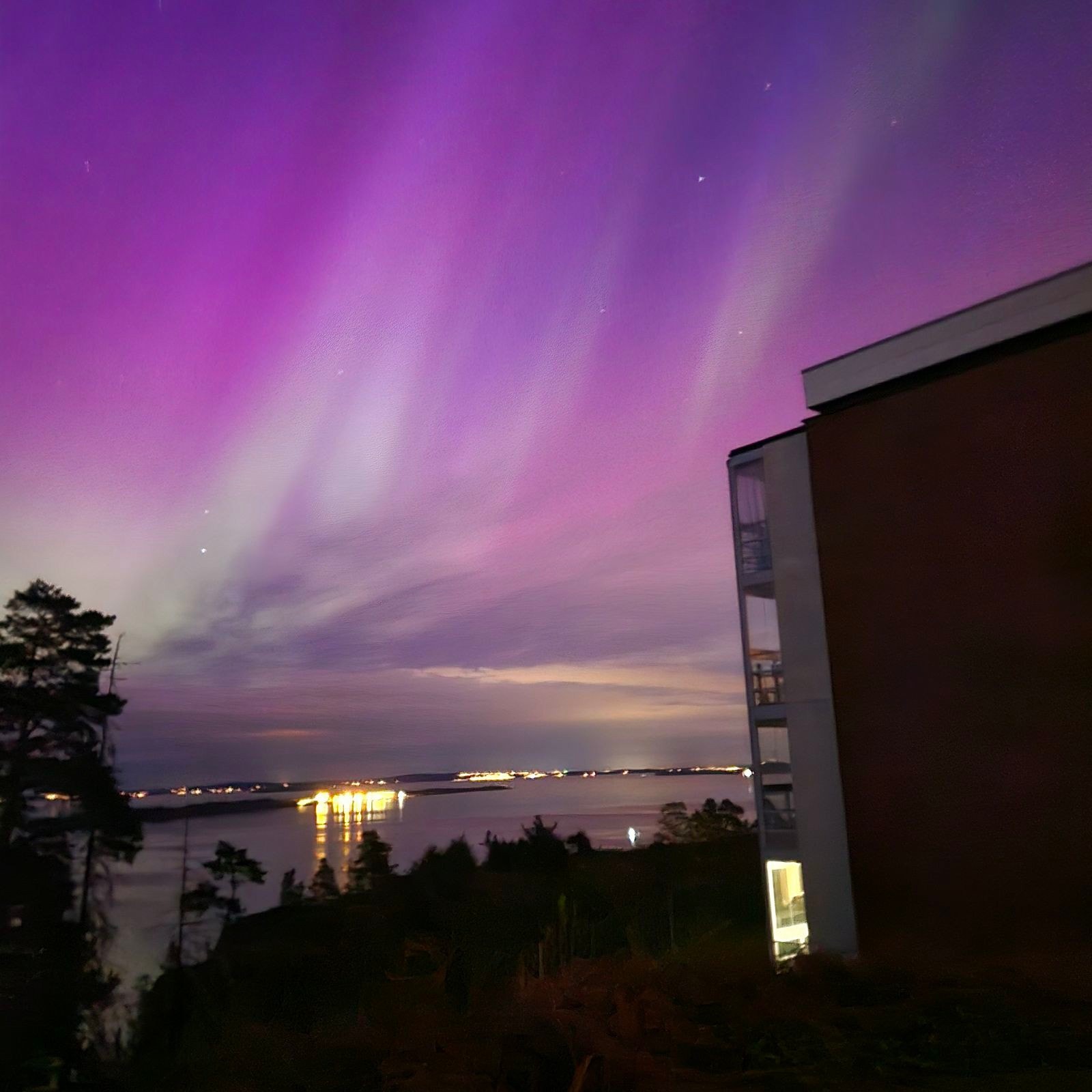 Her vil du kunne nyte vakre skumringer. Her ser vi en dag hvor det var nordlys. Galleribilde