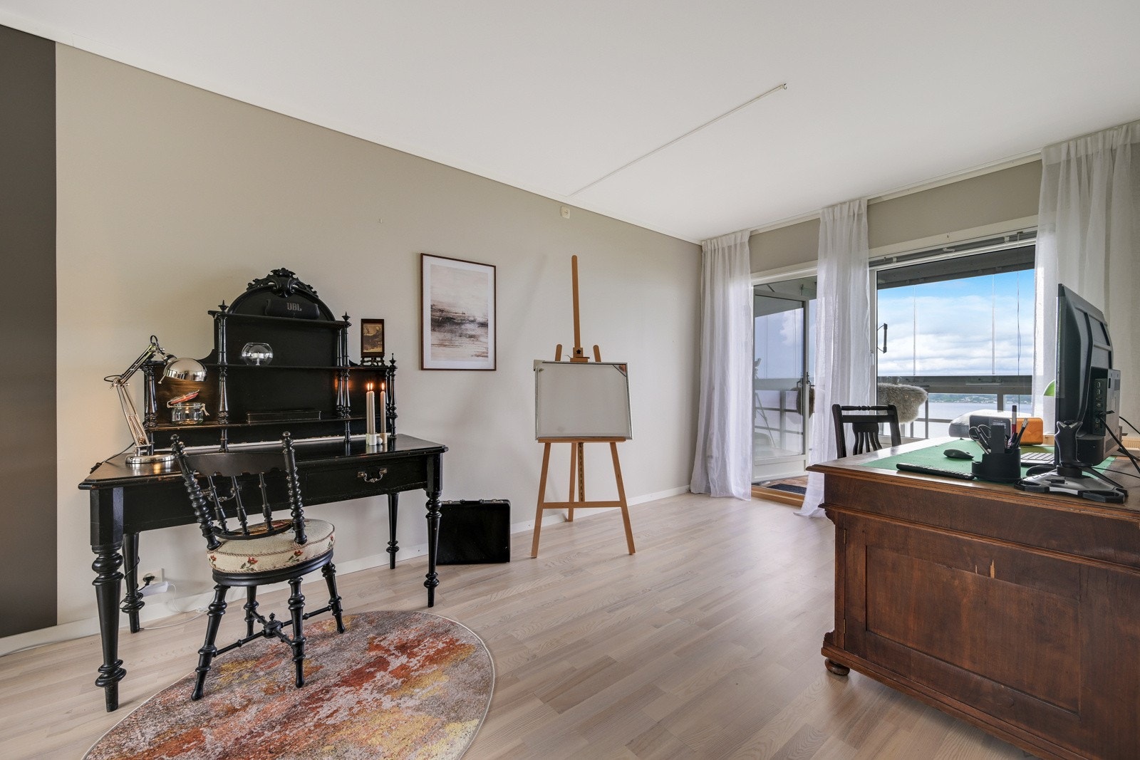 Leilighetens naturlige samlingspunkt er den lyse og romslige stuen. Galleribilde