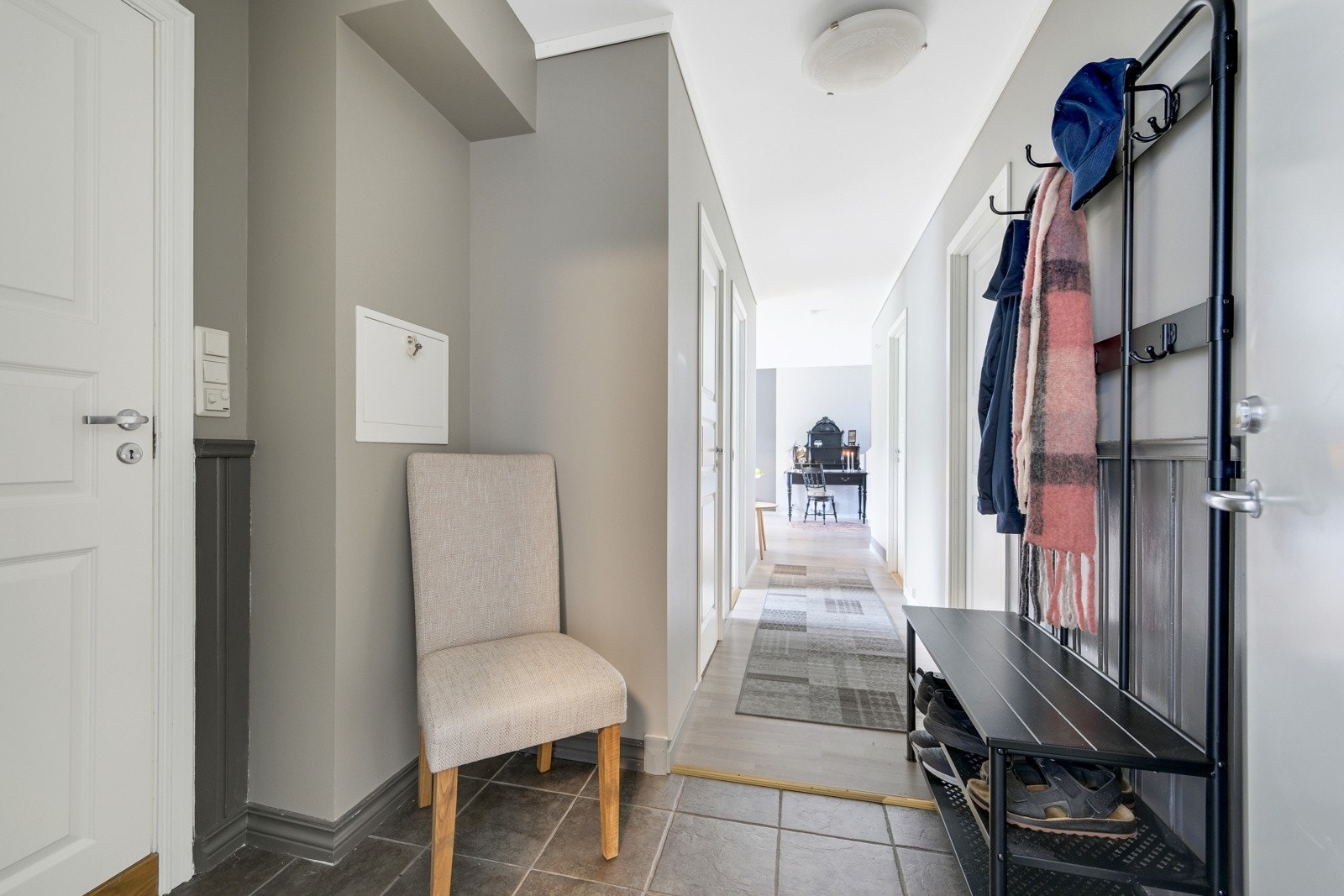 Her ser vi fra entréen og inn mot stuen. Galleribilde