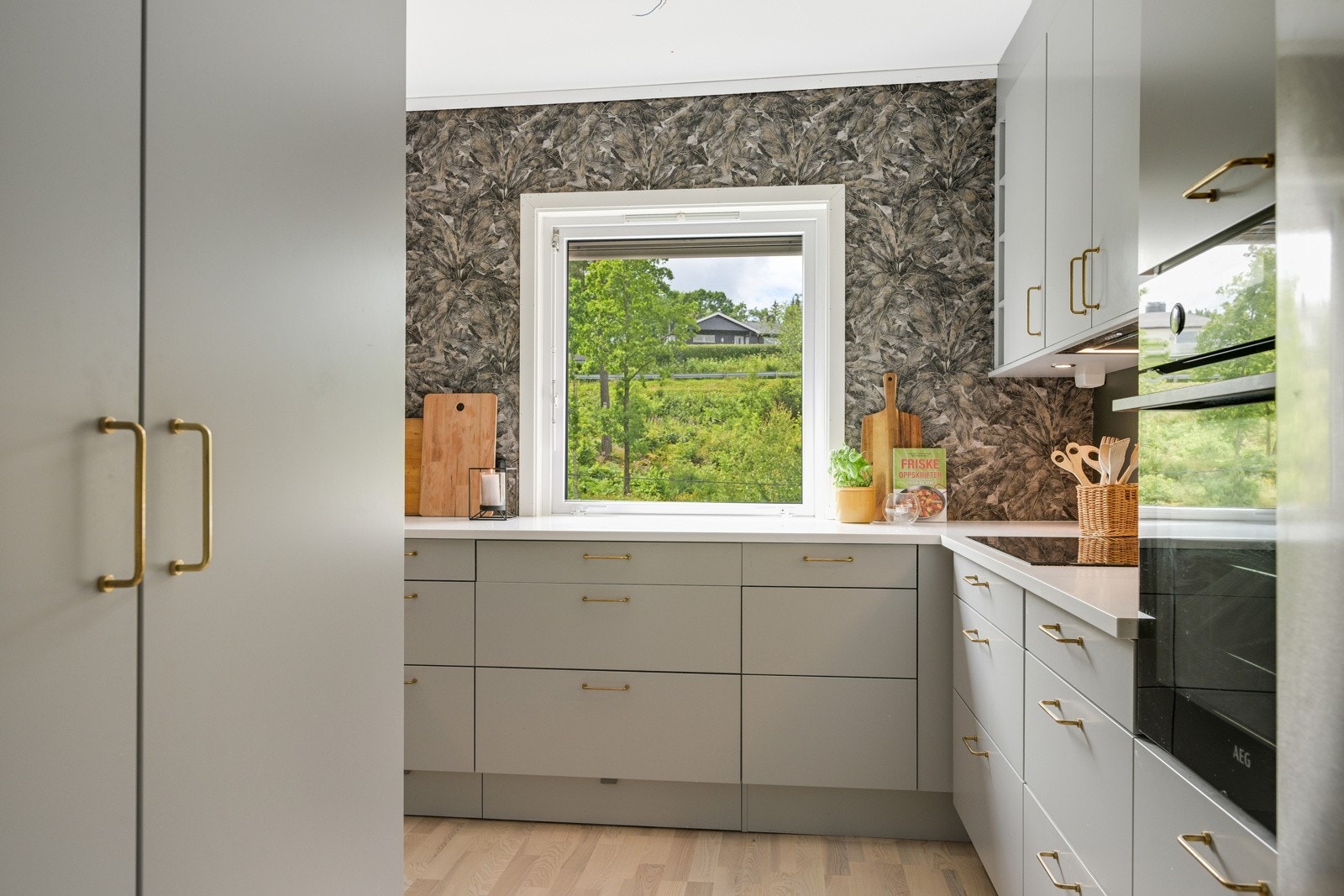 Kjøkkenet har nedfelt induksjonstopp, integrert stekeovn med pyrolyse, integrert oppvaskmaskin og kjøleskap. Galleribilde