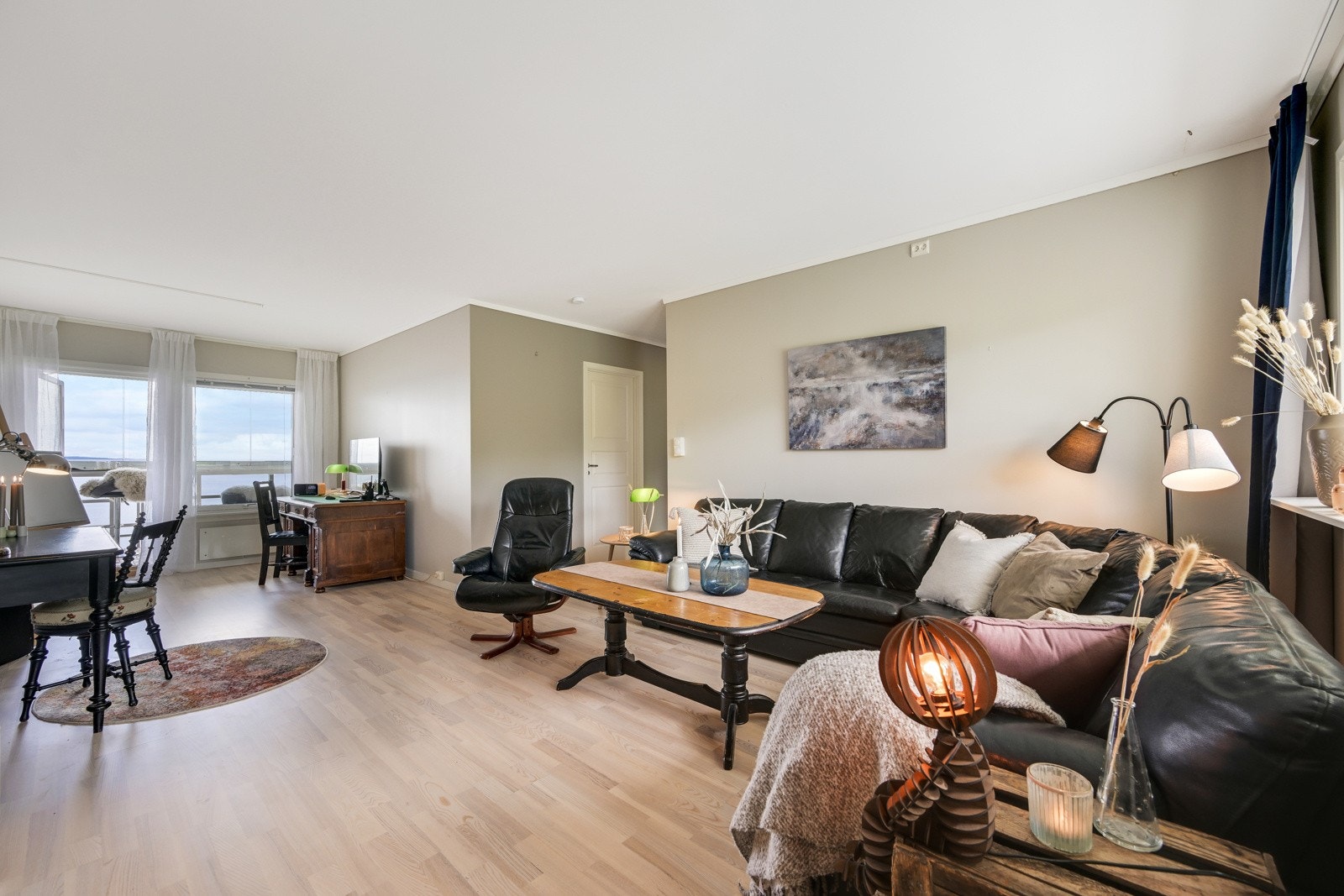 Leiligheten byr på god plass for å samle både familie og venner. Galleribilde