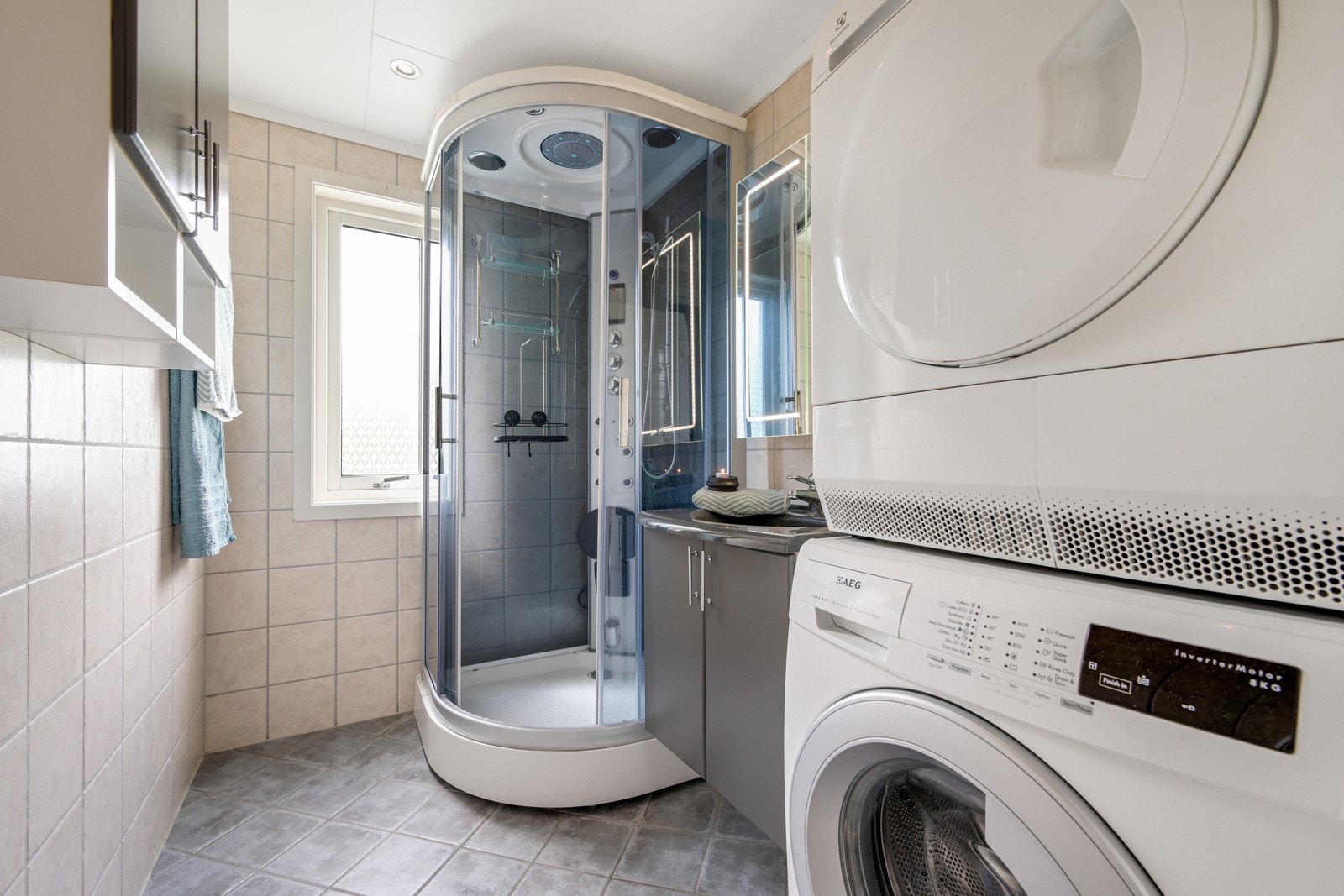 Leiligheten har et delikat og flislagt bad fra ca. 2005 med gulvvarme. Galleribilde