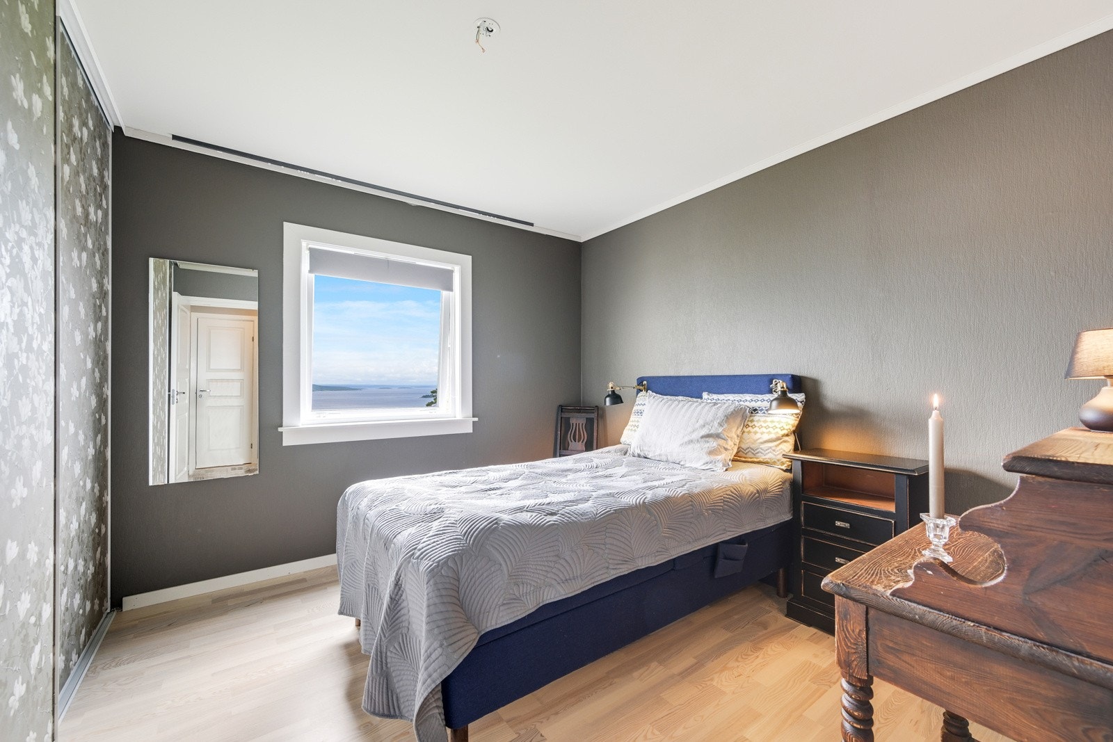 Leiligheten har 2 soverom - her ser vi hovedsoverommet. Galleribilde