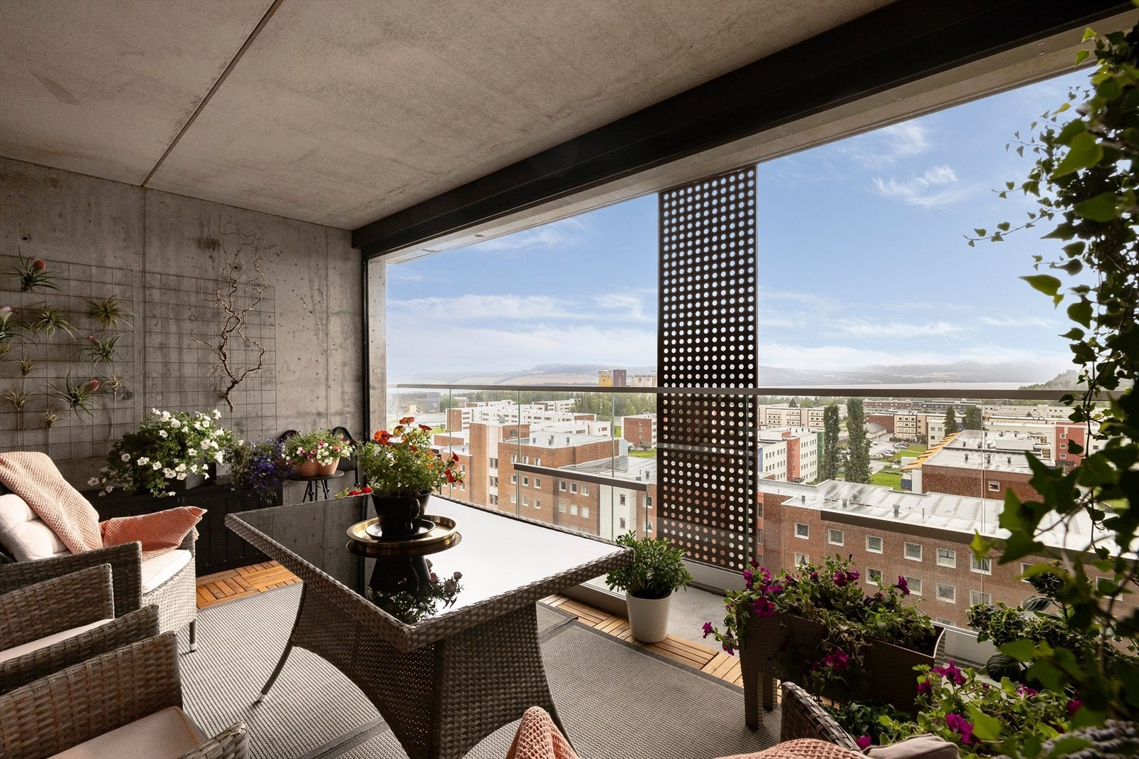 Romslig uteplass med nydelig utsikt! Galleribilde