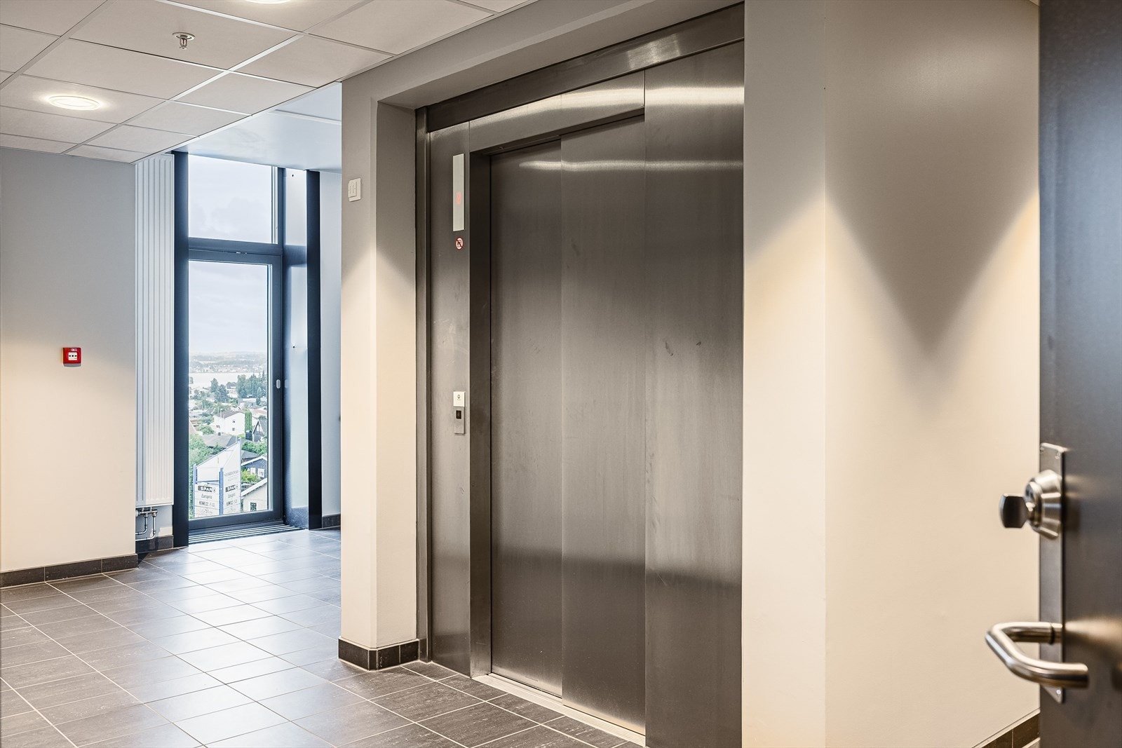 Du tar deg tørrskodd fra garasjeplassen i kjelleren og opp til leiligheten i byggets 7. etasje via felles trapperom med heis. Galleribilde