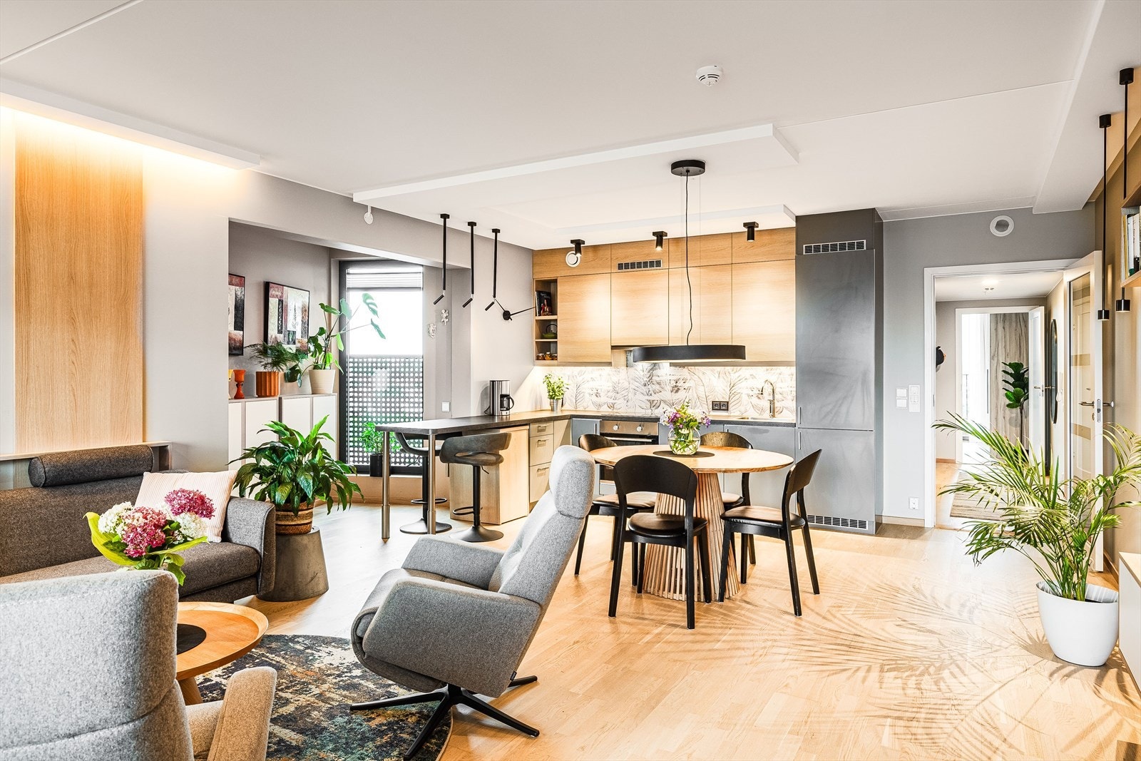 Stuen er enkel å møblere med sofagruppe med salongbord, mediemøblement og et spisebord i tilknytning til kjøkkenet. Galleribilde