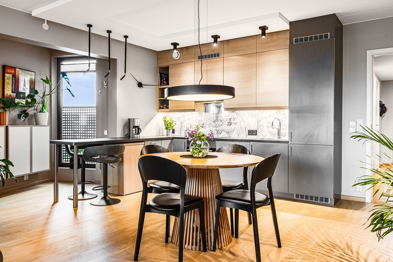 Kjøkkenet ligger i en fin og sosial åpen løsning med stuen. Galleribilde