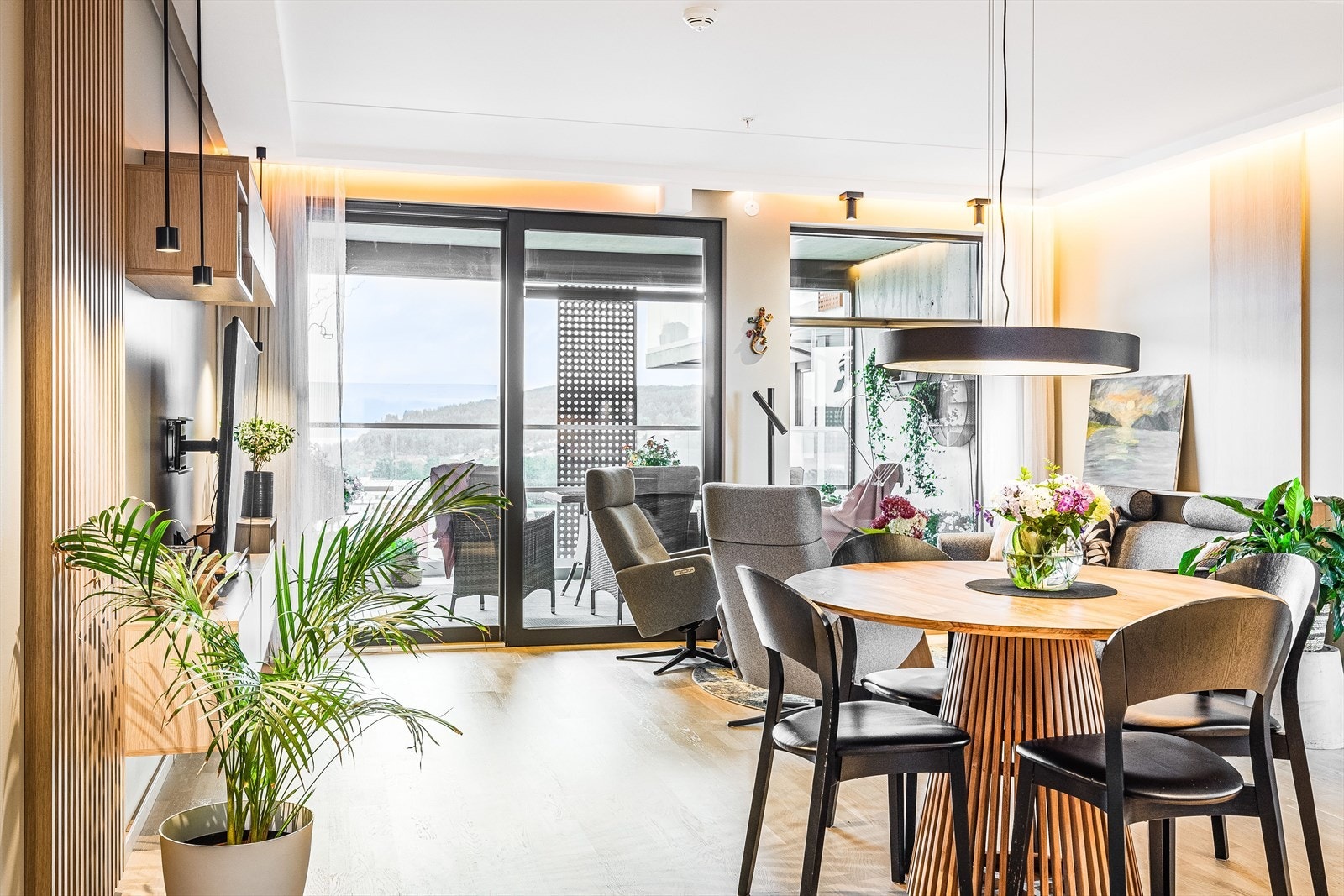 En stor, lys og flott påkostet 3-roms selveiet endeleilighet i et nyere og moderne bygg fra 2021. Galleribilde