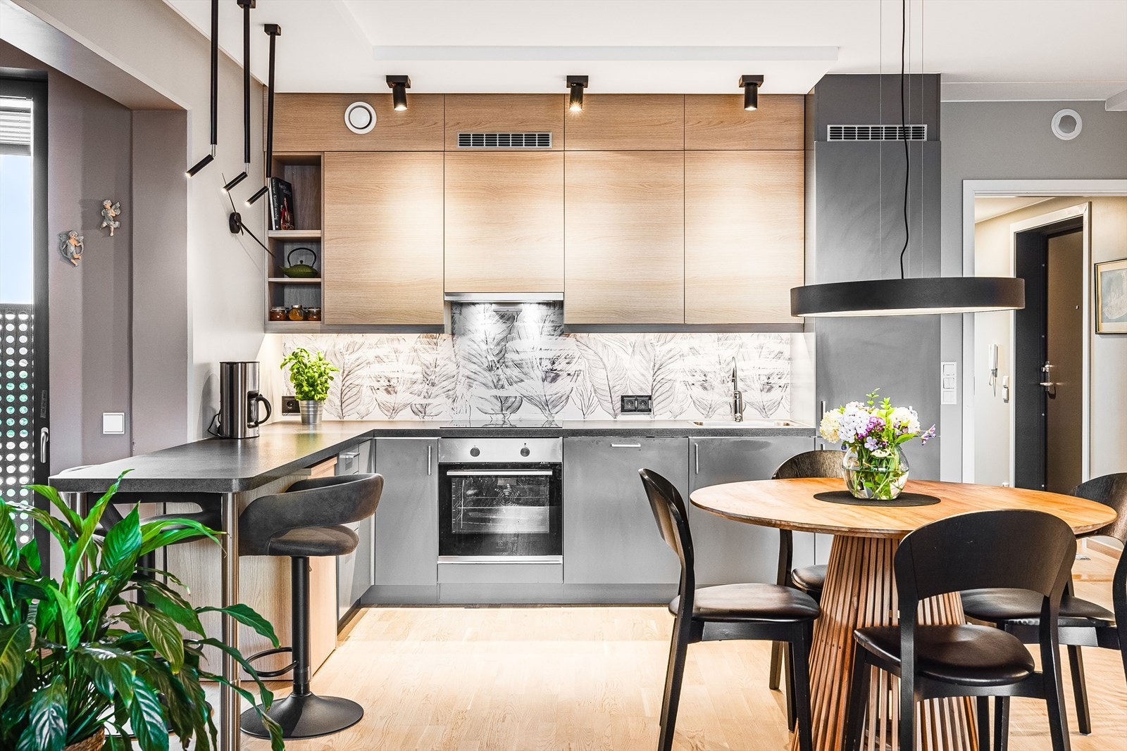 Moderne HTH-kjøkken fra 2021 med god skap- og benkeplass. Kjøkkenet er fullt utstyrt med integrerte hvitevarer som medfølger i handelen. Galleribilde