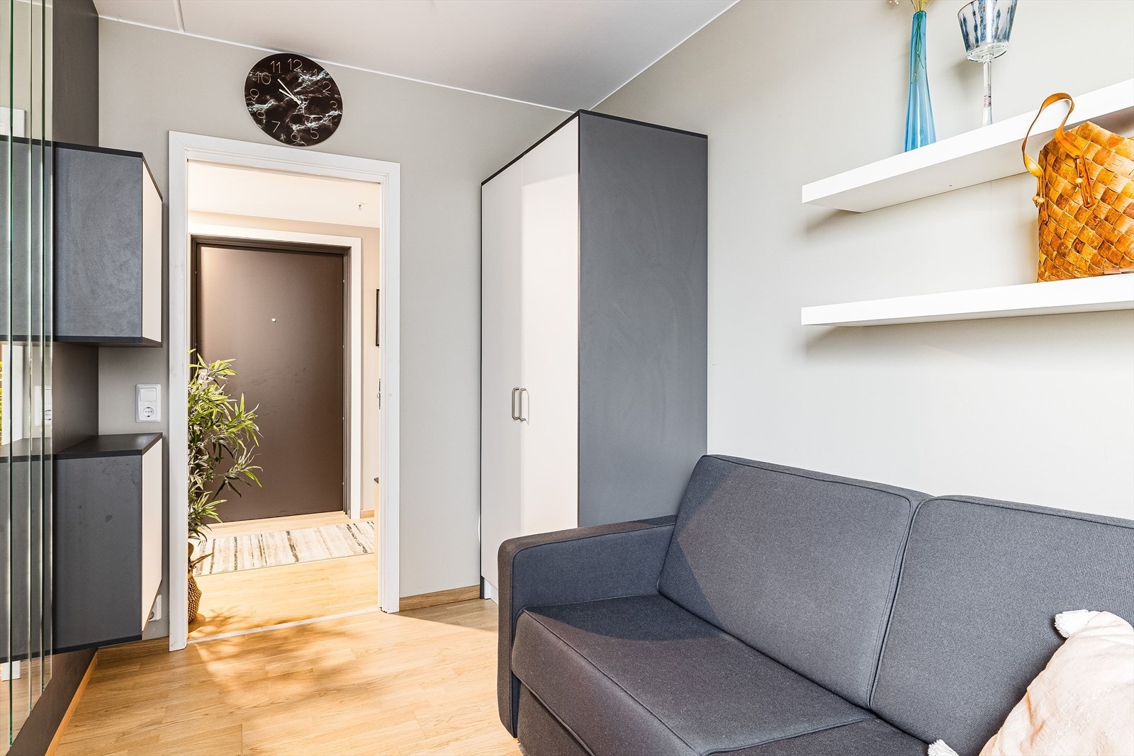 På soverommet har du plass til seng, kontorpult og oppbevaringsplass i medfølgende garderobeskap. Galleribilde