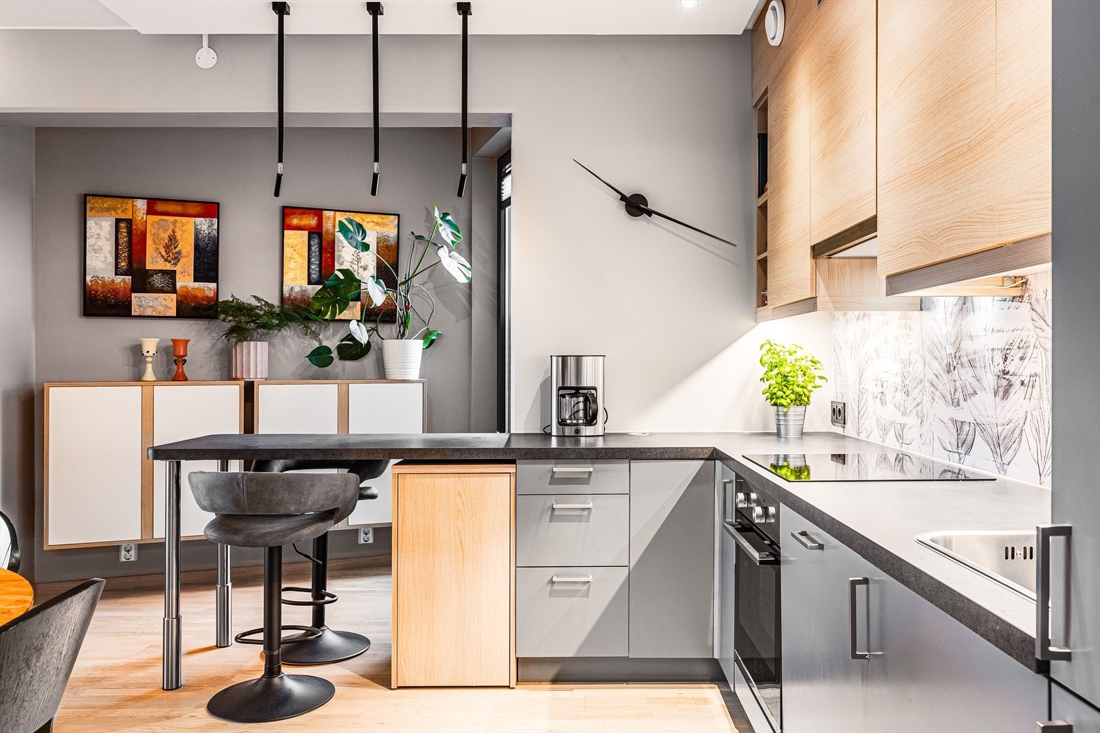 Kjøkkenet har en praktisk utforming som sørger for god benkeplass, samt en koselig sitteplass i enden. Galleribilde