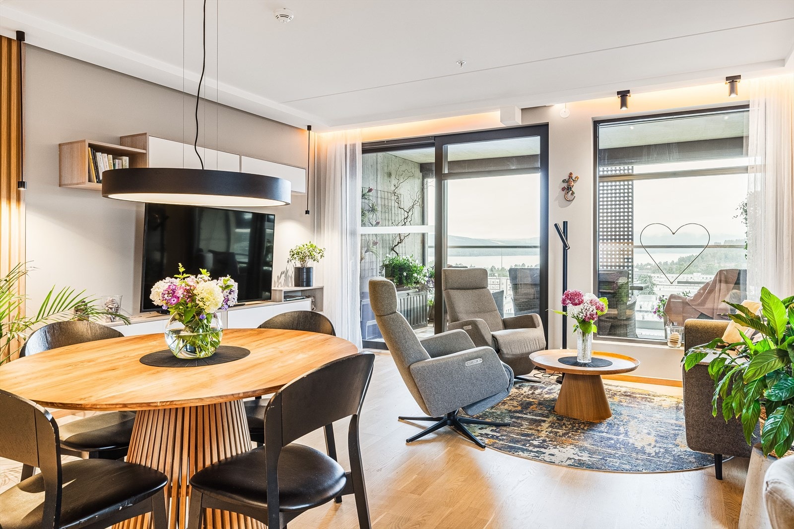 Her bor du høyt, fritt og solrikt uten innsyn og med fantastisk flott utsikt mot Mjøsa! Galleribilde