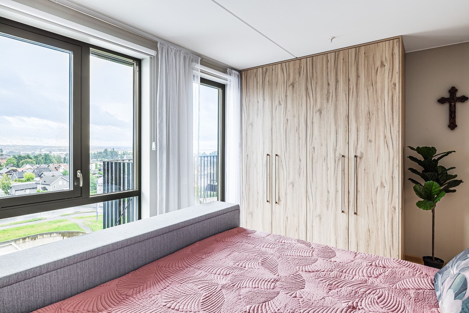 På soverommet har du naturlig plass til dobbeltseng med tilhørende nattbord, samt god oppbevaringsplass i medfølgende garderobeskap. Galleribilde