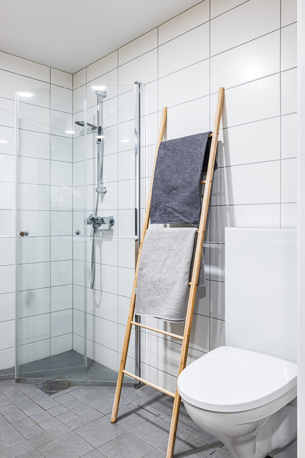 Baderommet er også utstyrt med dusjhjørne med innfellbare glassdører og vegghengt toalett. Galleribilde