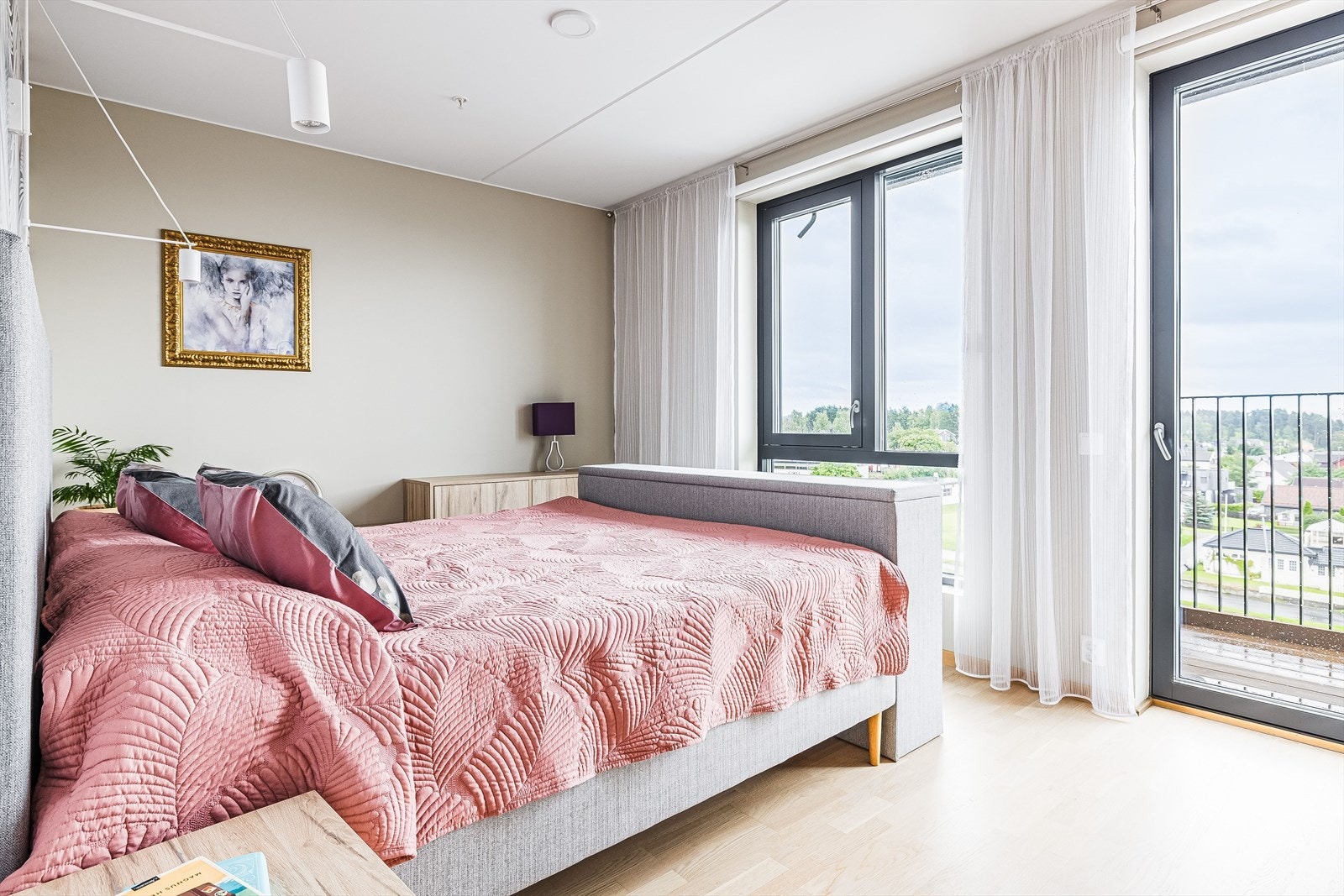 Leiligheten har et lyst og innbydende hovedsoverom med fantastisk flott utsikt. Galleribilde