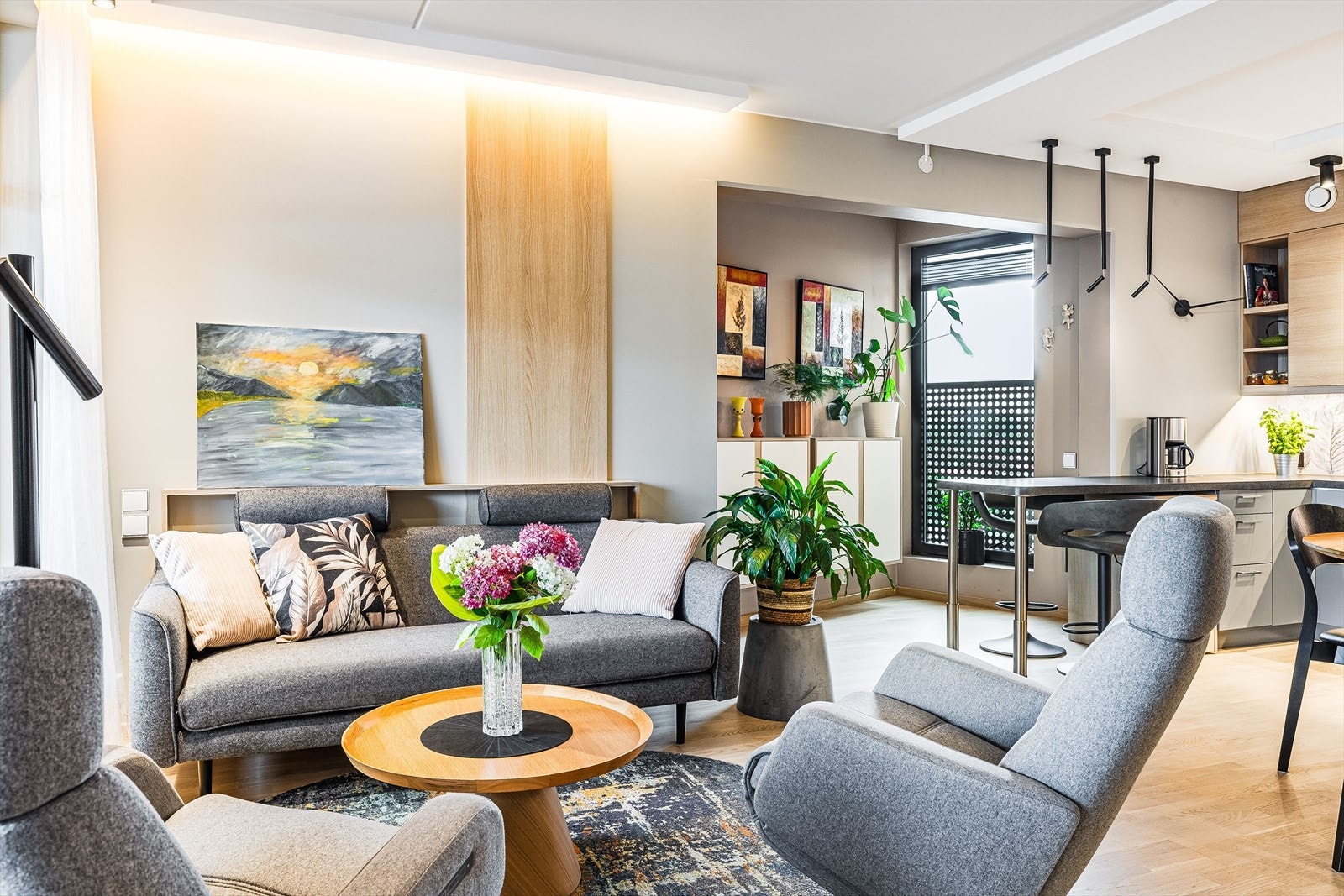 Høy standard fra 2021 med parkett på gulv, vannbåren gulvvarme, glatte overflater malt i innbydende farger og skjult elektrisk anlegg. Galleribilde