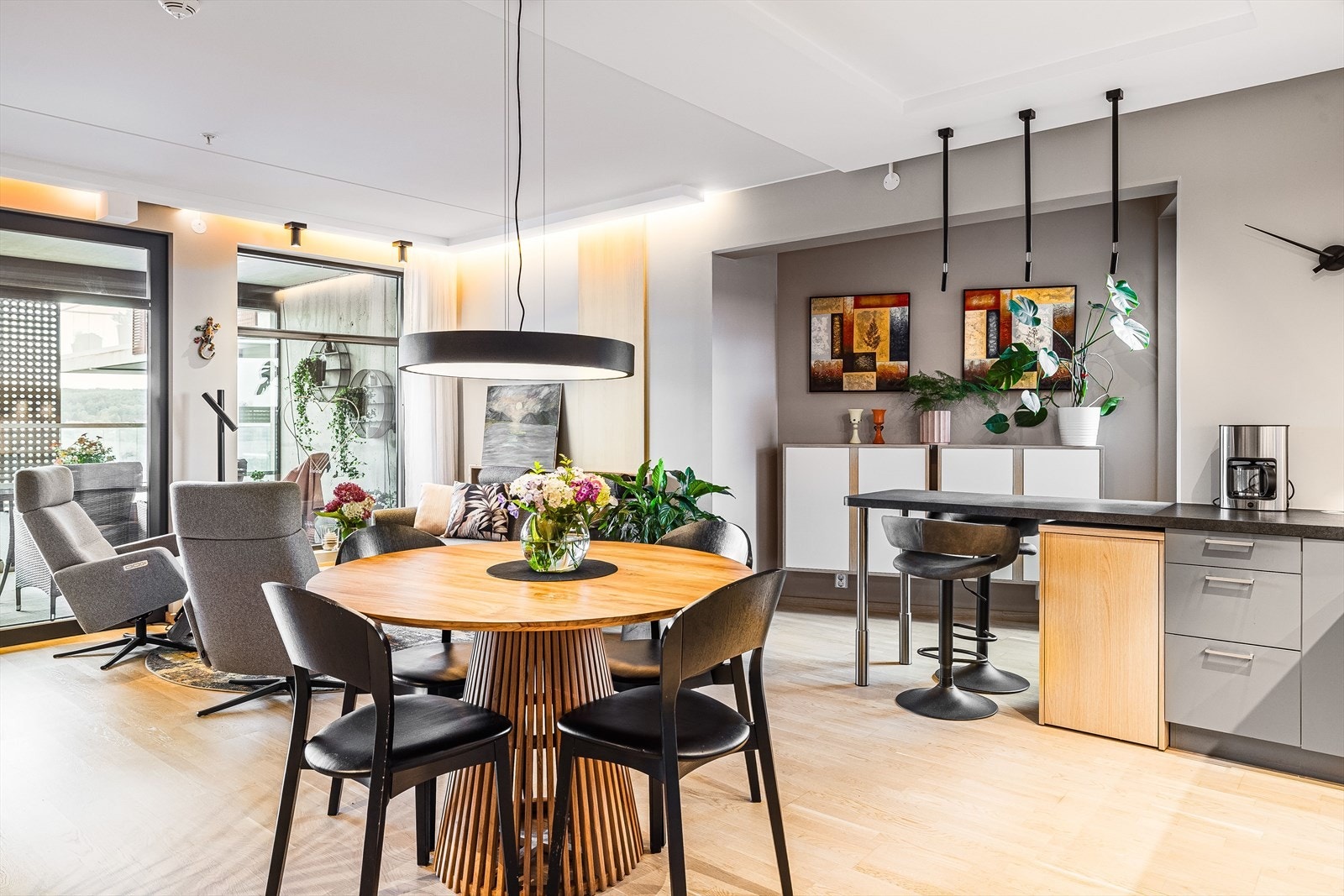 Innfelt belysning i himlingen gir en god atmosfære og stemning. Galleribilde