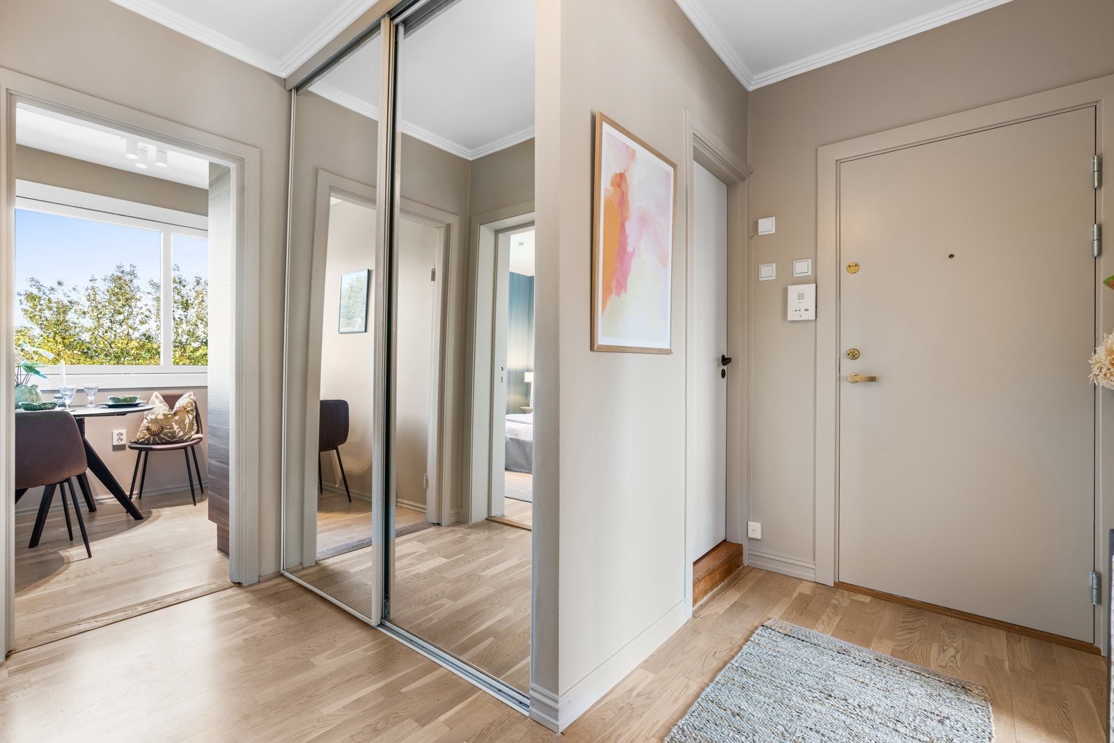 Romslig entré med skyvedørsgarderobe Galleribilde