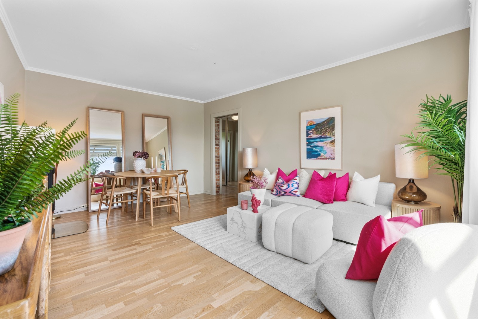 Her er det god plass for sofa, spisebord og tv-løsning Galleribilde