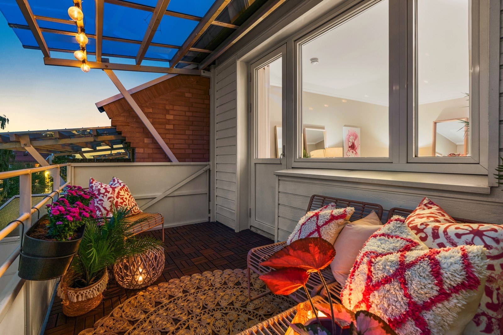 Balkongen er av god størrelse og har plass for både møblement og grill Galleribilde
