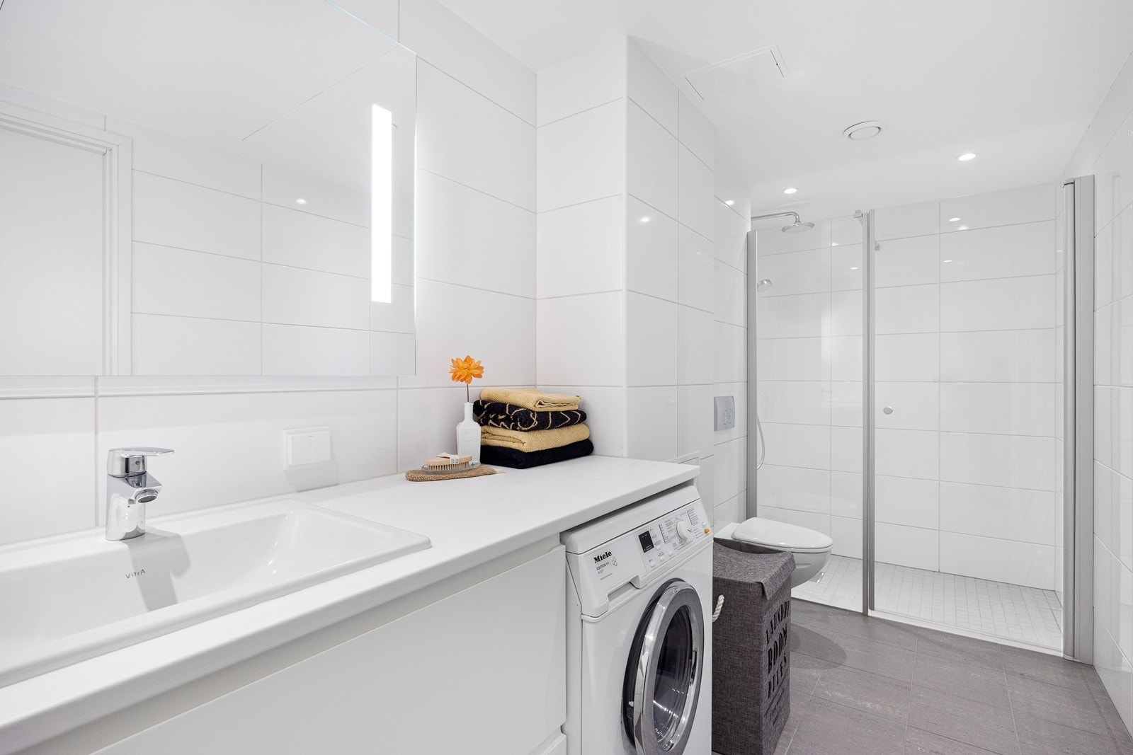 Fra gangen er det adkomst til baderom med opplegg for vaskemaskin. Galleribilde