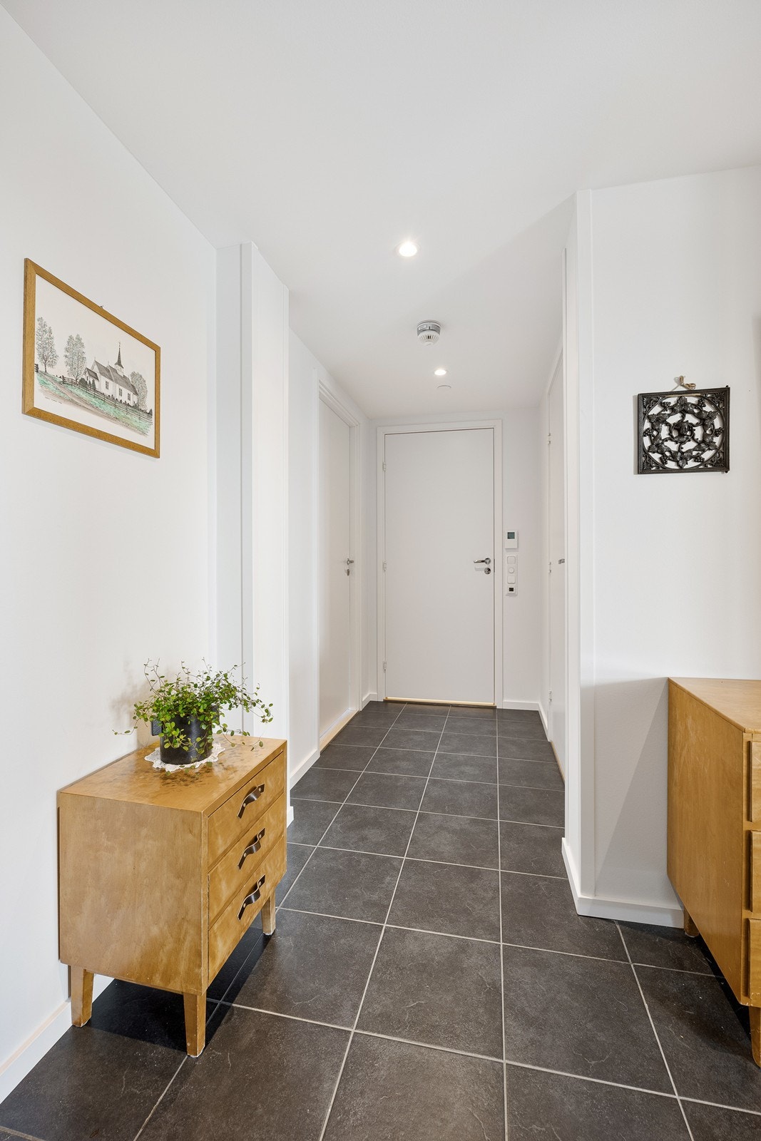 I entreen er det flislagt gulv med varme. Galleribilde