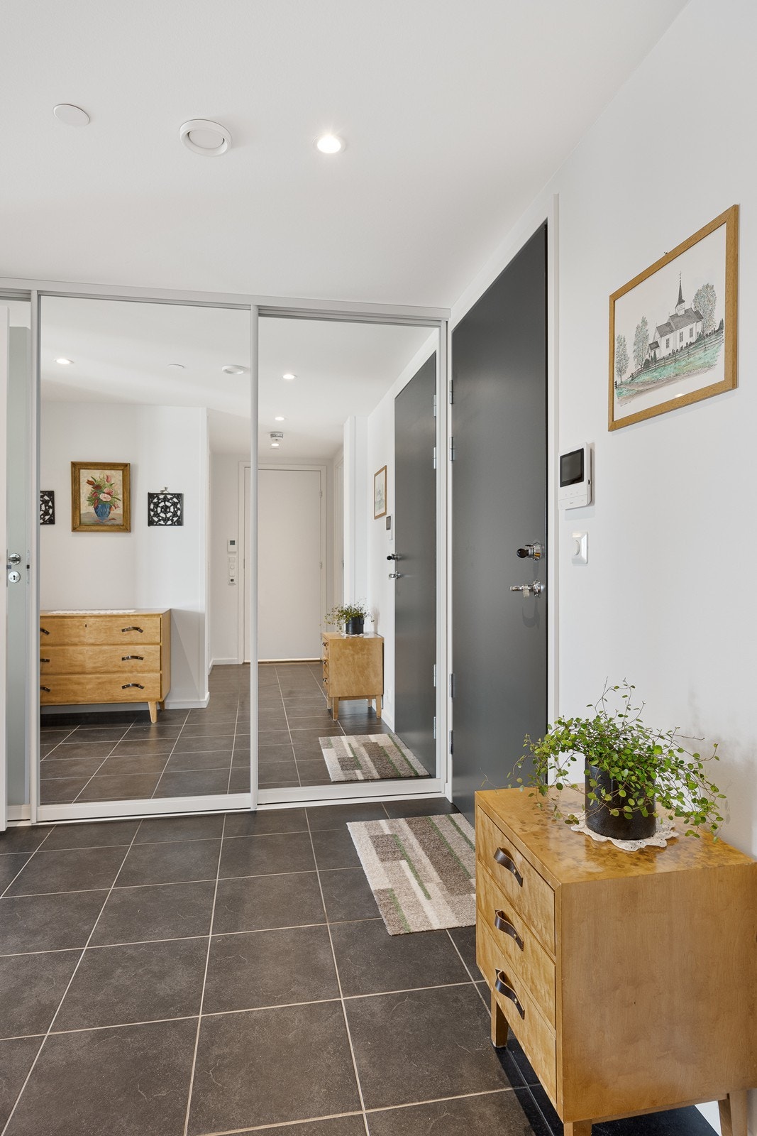 Det er dørcalling med videovisning montert i entré. Galleribilde