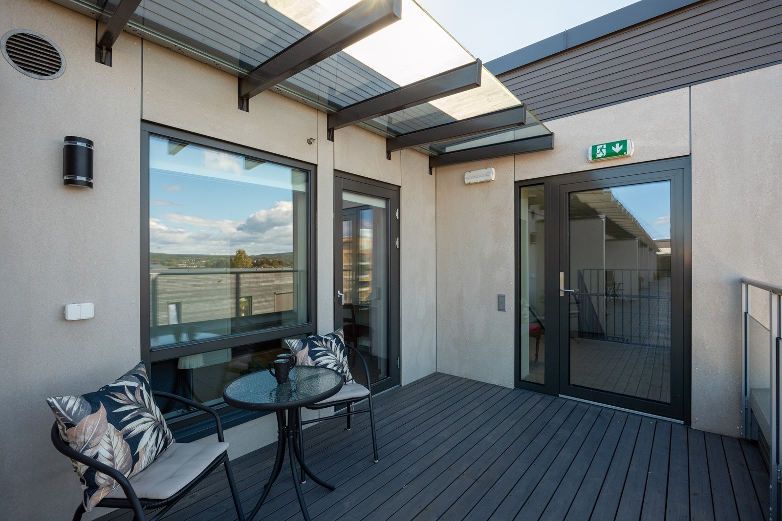 Soverom III har adkomst ut til tilleggsdel og fellesareal. Innerste del mot soveromsvegg hvor utemøbler er plassert er seksjonert som tilleggsdel til leiligheten. Galleribilde