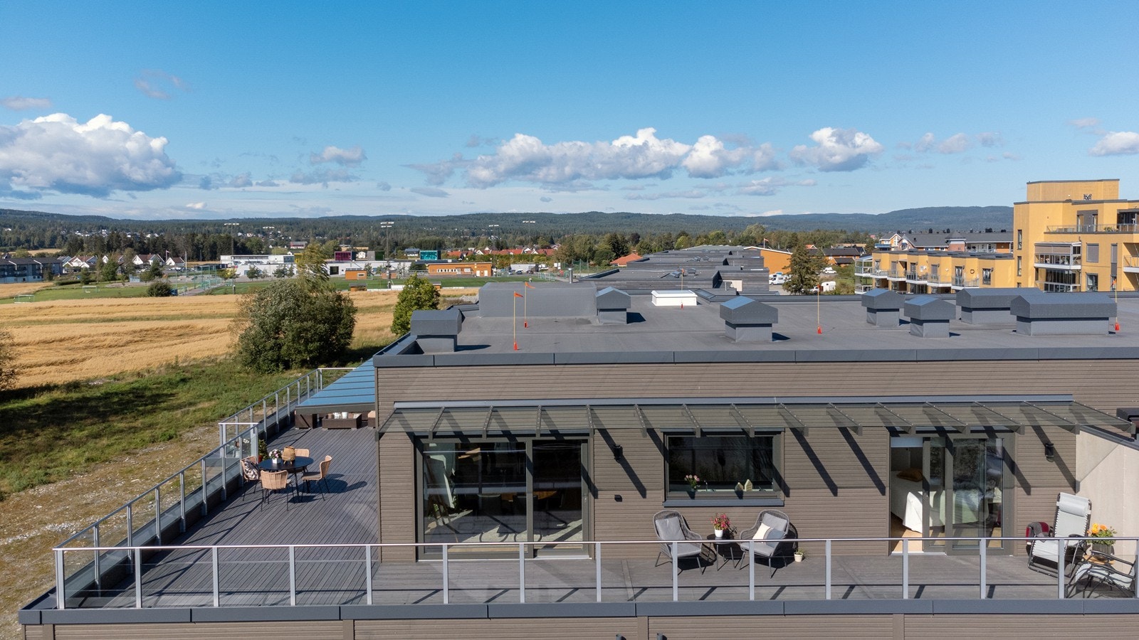 Leiligheten har takterrasse på hele 100 kvm. Galleribilde