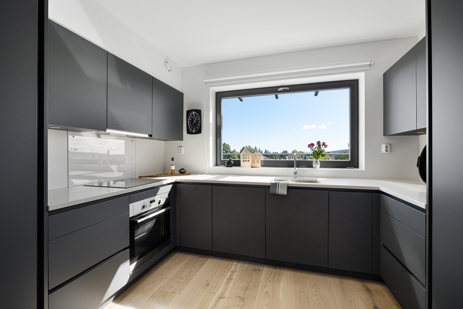 I kjøkkenet er det praktisk spotbelysning under overskap. Galleribilde