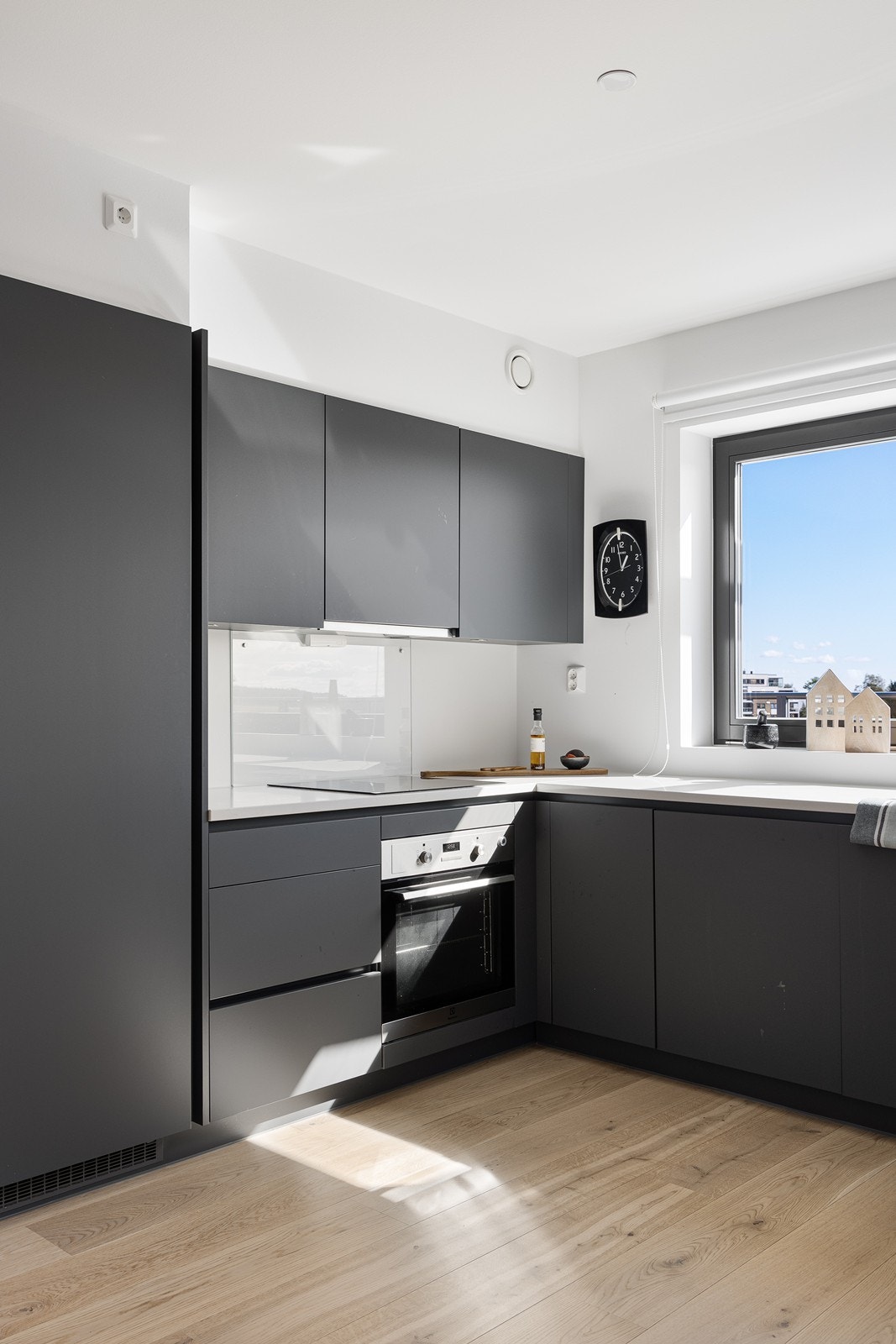 Benkeplaten er i sten og alle hvitevarer er integrerte. En perfekt helhet mellom design og funksjonalitet. Galleribilde