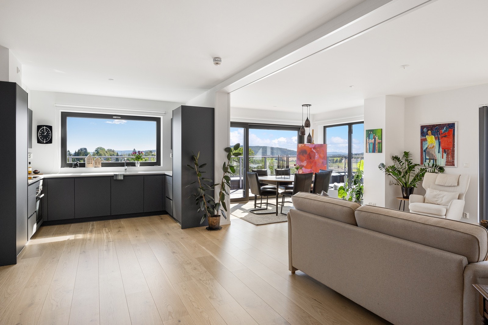 Det er vidstrakt utsikt så langt øyet kan se gjennom alle vindusflater. Galleribilde