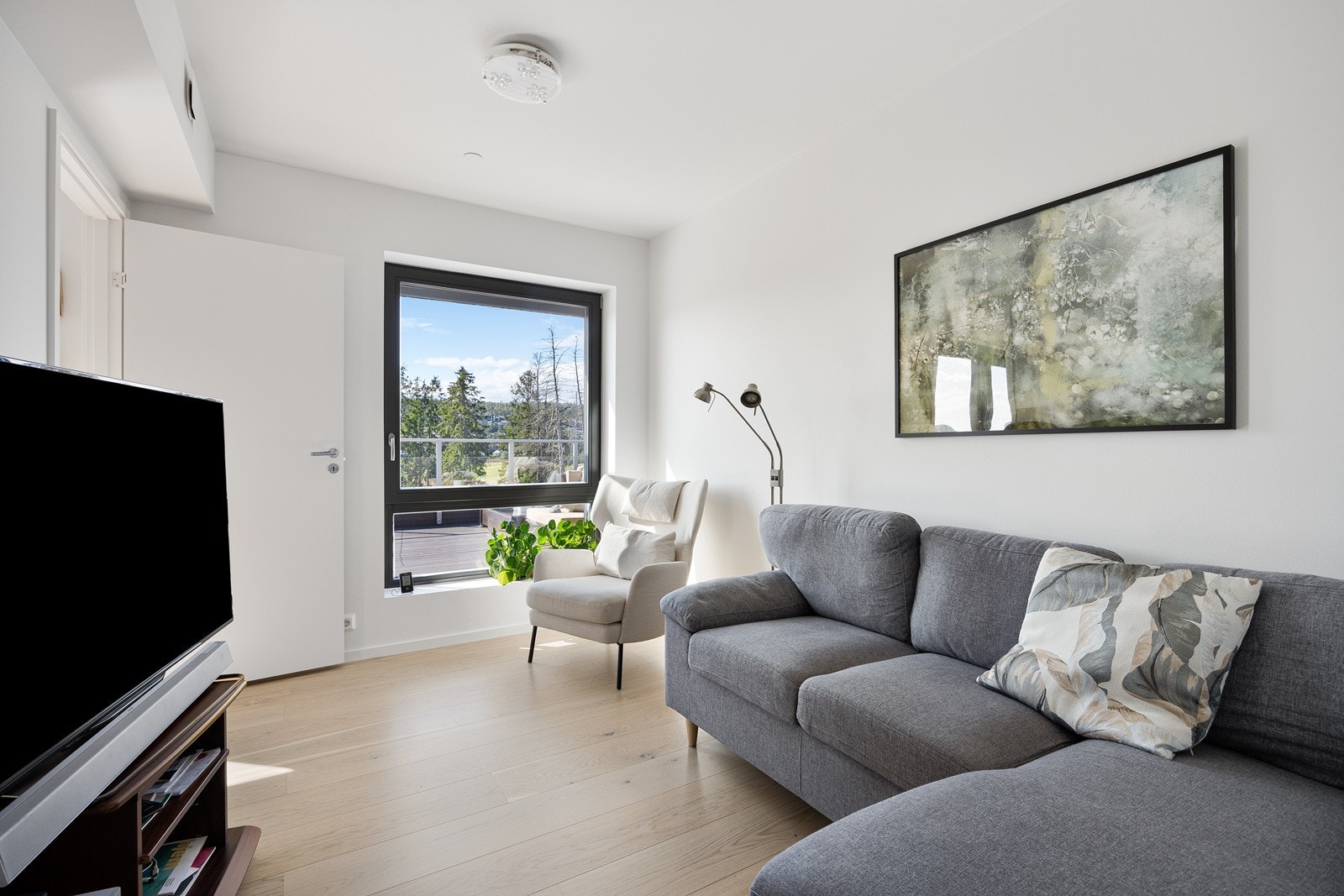 Soverom II benyttes i dag som tv stue. Her er det fin plass til seng, garderobe og annet ønskelig møblement. Galleribilde