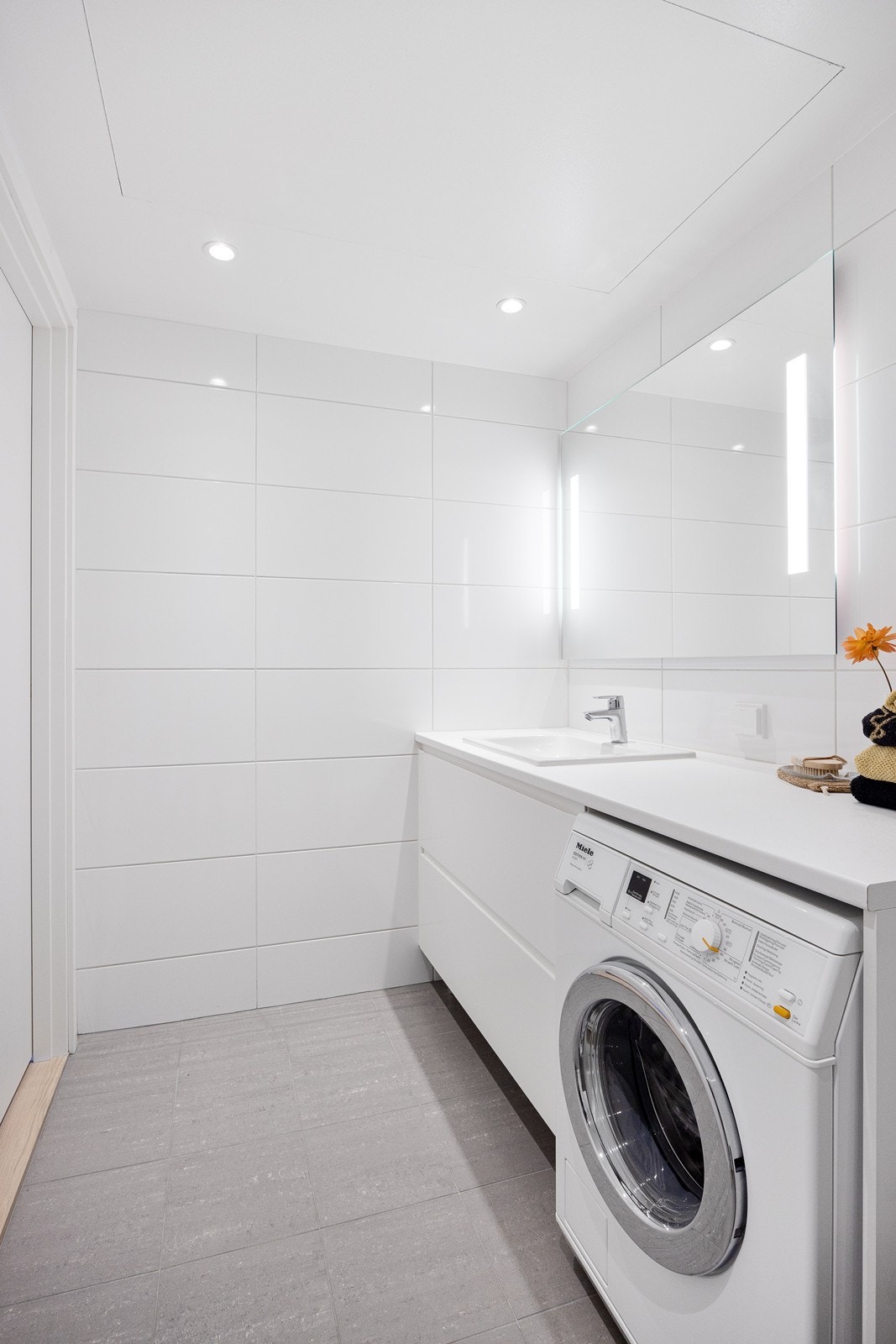 Baderom har behagelig gulvvarme og downlightsbelysning som kan dimmes. Galleribilde