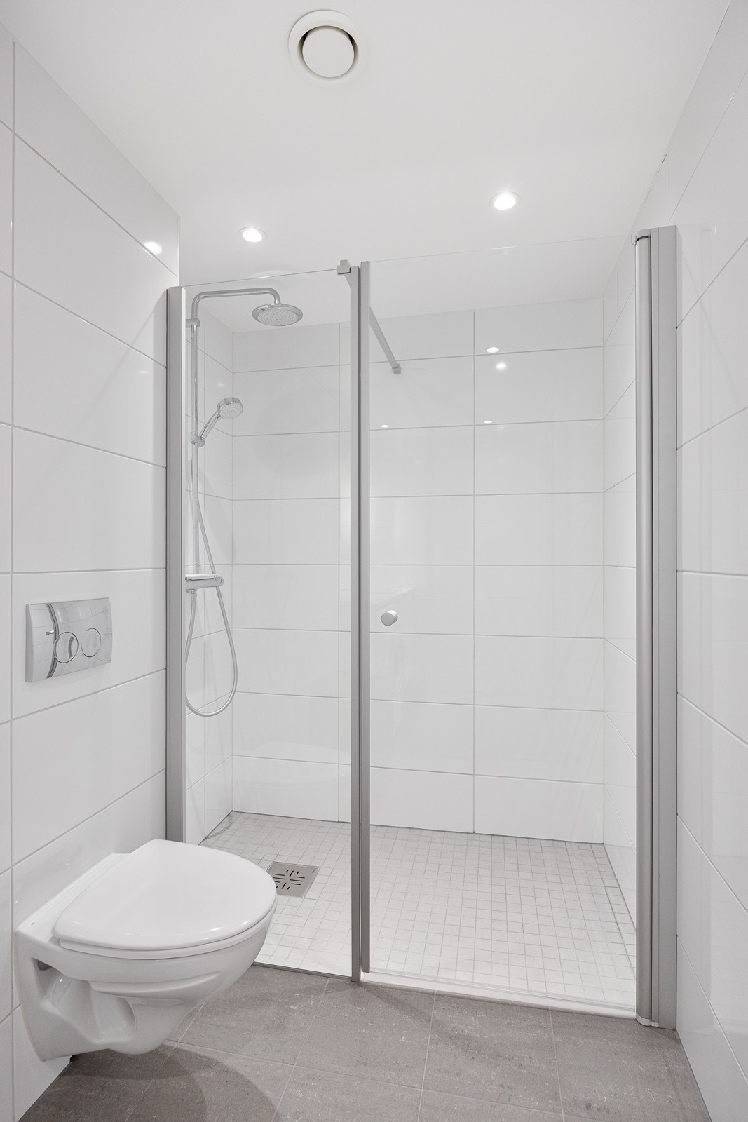 Begge badene har romslig dusj med regnfall. Galleribilde